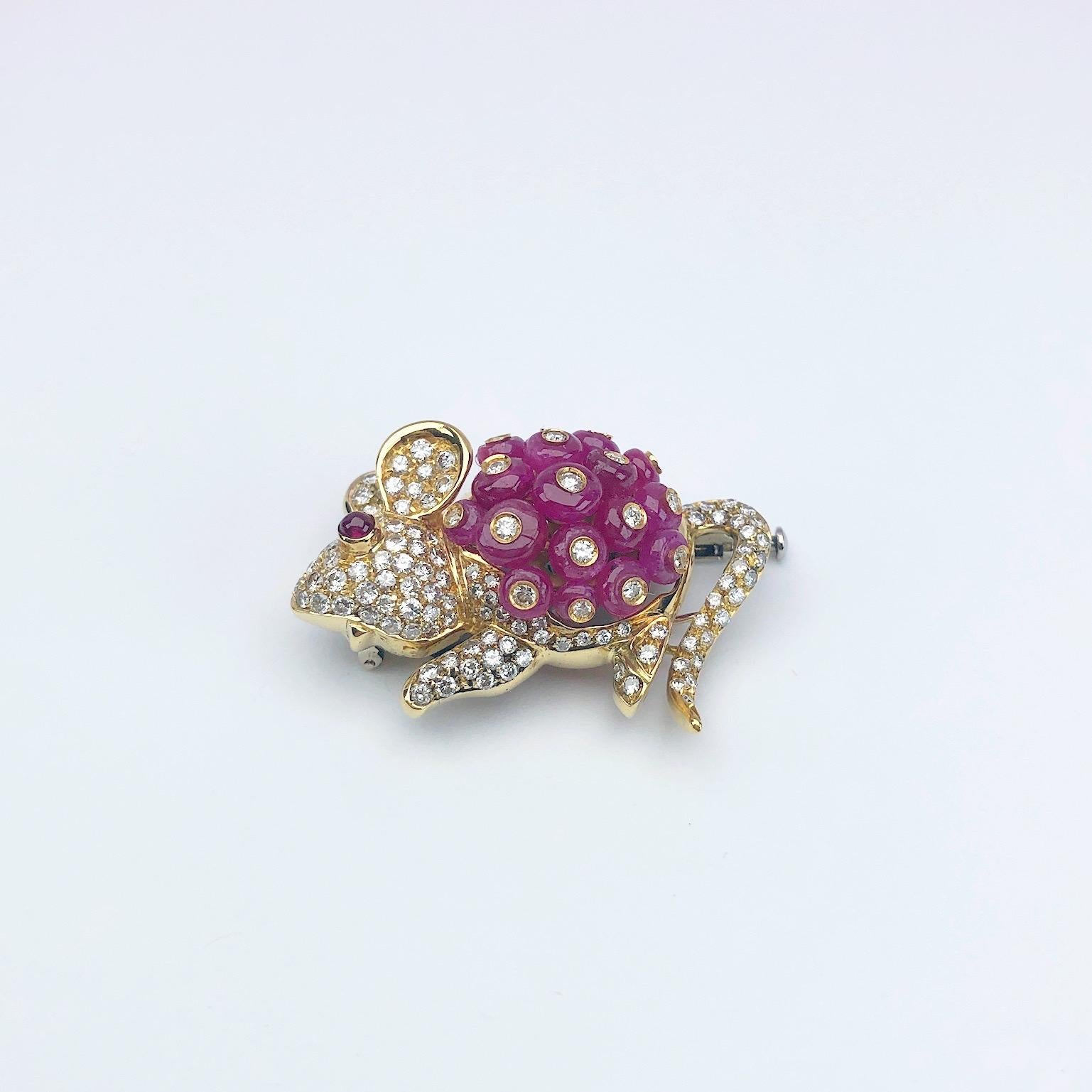 Retro Giovane Italy 18 Karat Gold Mouse Brooch, 9.75 Carat Beaded Rubies and Diamonds For Sale
