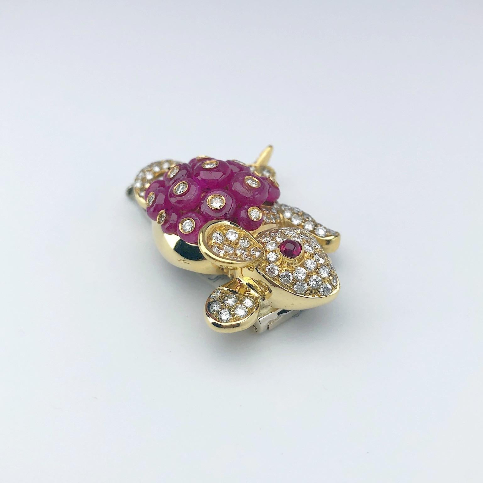 Giovane Italy 18 Karat Gold Mouse Brooch, 9.75 Carat Beaded Rubies and Diamonds In New Condition For Sale In New York, NY