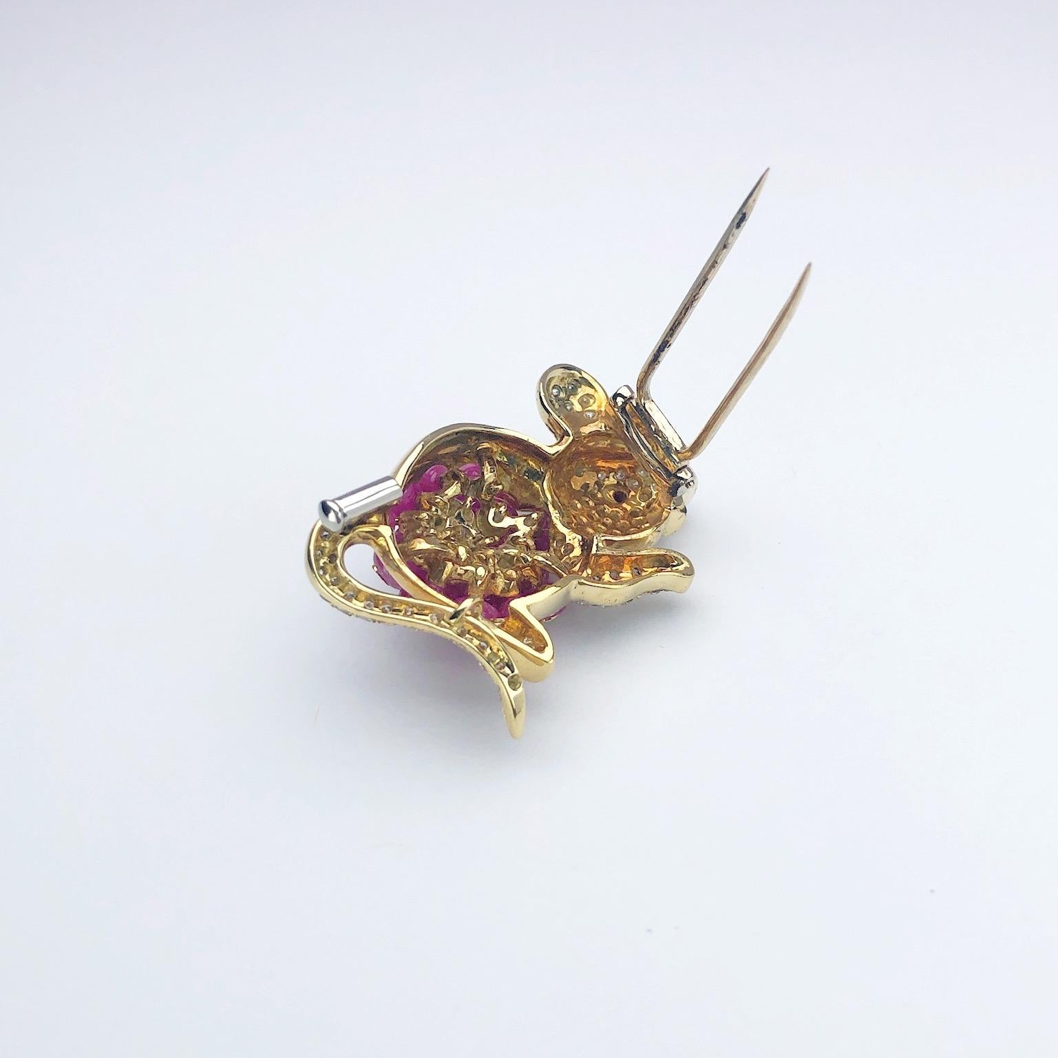 Women's or Men's Giovane Italy 18 Karat Gold Mouse Brooch, 9.75 Carat Beaded Rubies and Diamonds For Sale