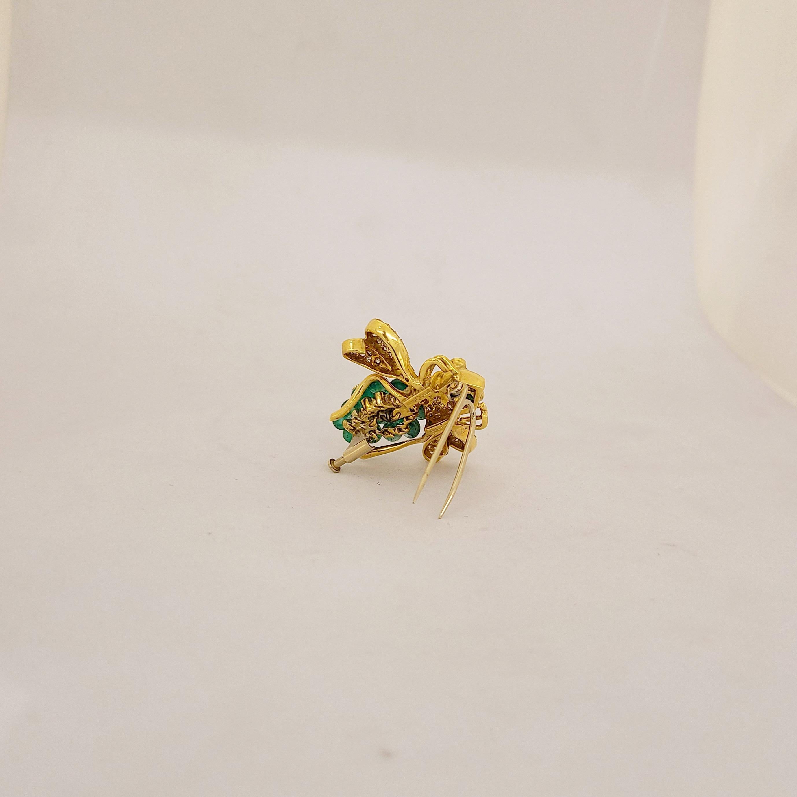 The house of Giovane has forged its name with exquisite jewelry made in one of Italy’s oldest and most esteemed workshops.
This adorable bee brooch is the perfect example of their whimsical /classical workmanship.
The 18 karat yellow gold bee is set