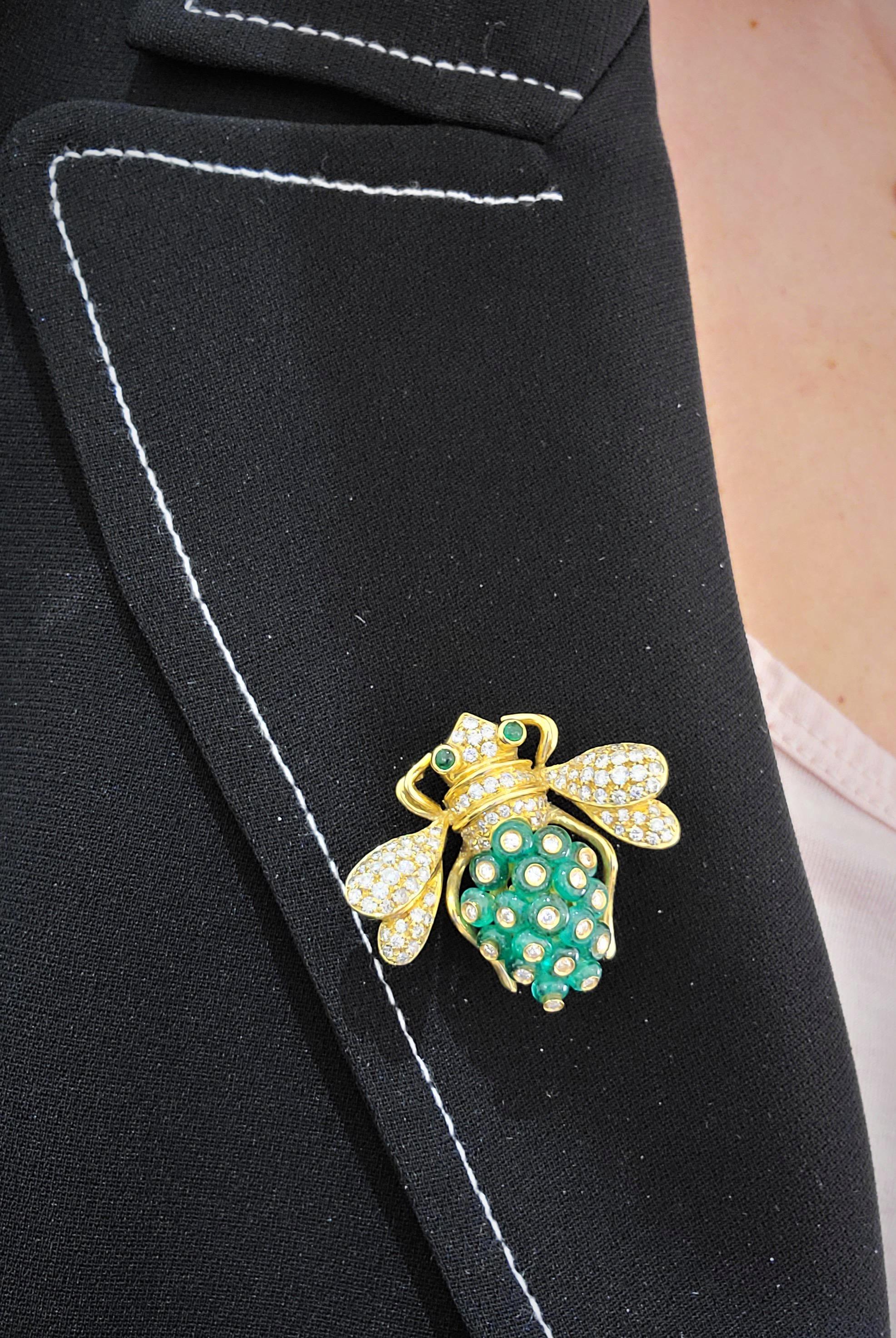 Giovane Italy 18KT Gold, 4.27 Carat Emeralds and 1.53 Carat Diamond Bee Brooch In New Condition For Sale In New York, NY
