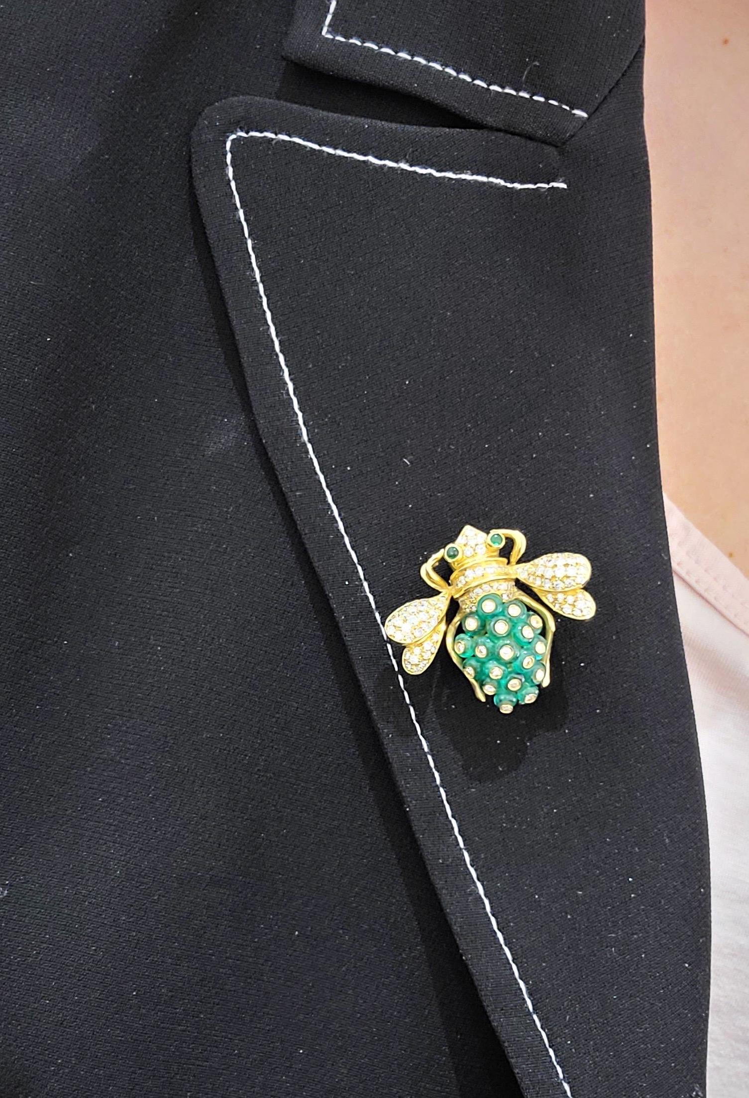 Women's or Men's Giovane Italy 18KT Gold, 4.27 Carat Emeralds and 1.53 Carat Diamond Bee Brooch For Sale