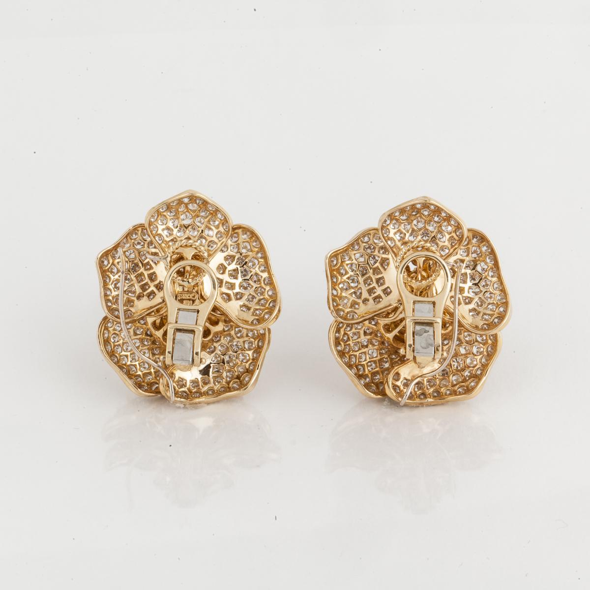 Round Cut Giovane Rose Pavé Diamond Earrings in 18K Gold For Sale