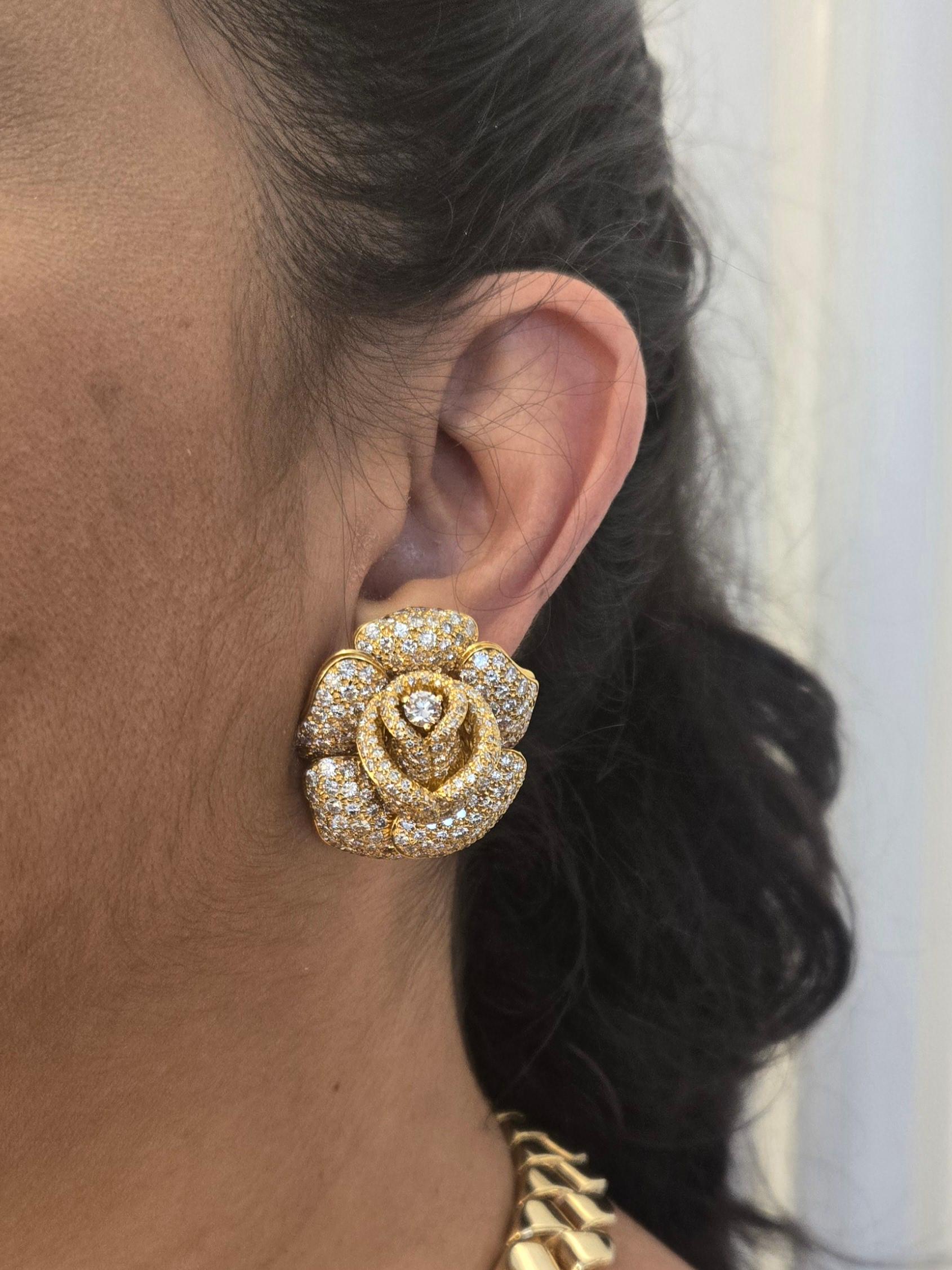 Women's Giovane Rose Pavé Diamond Earrings in 18K Gold For Sale