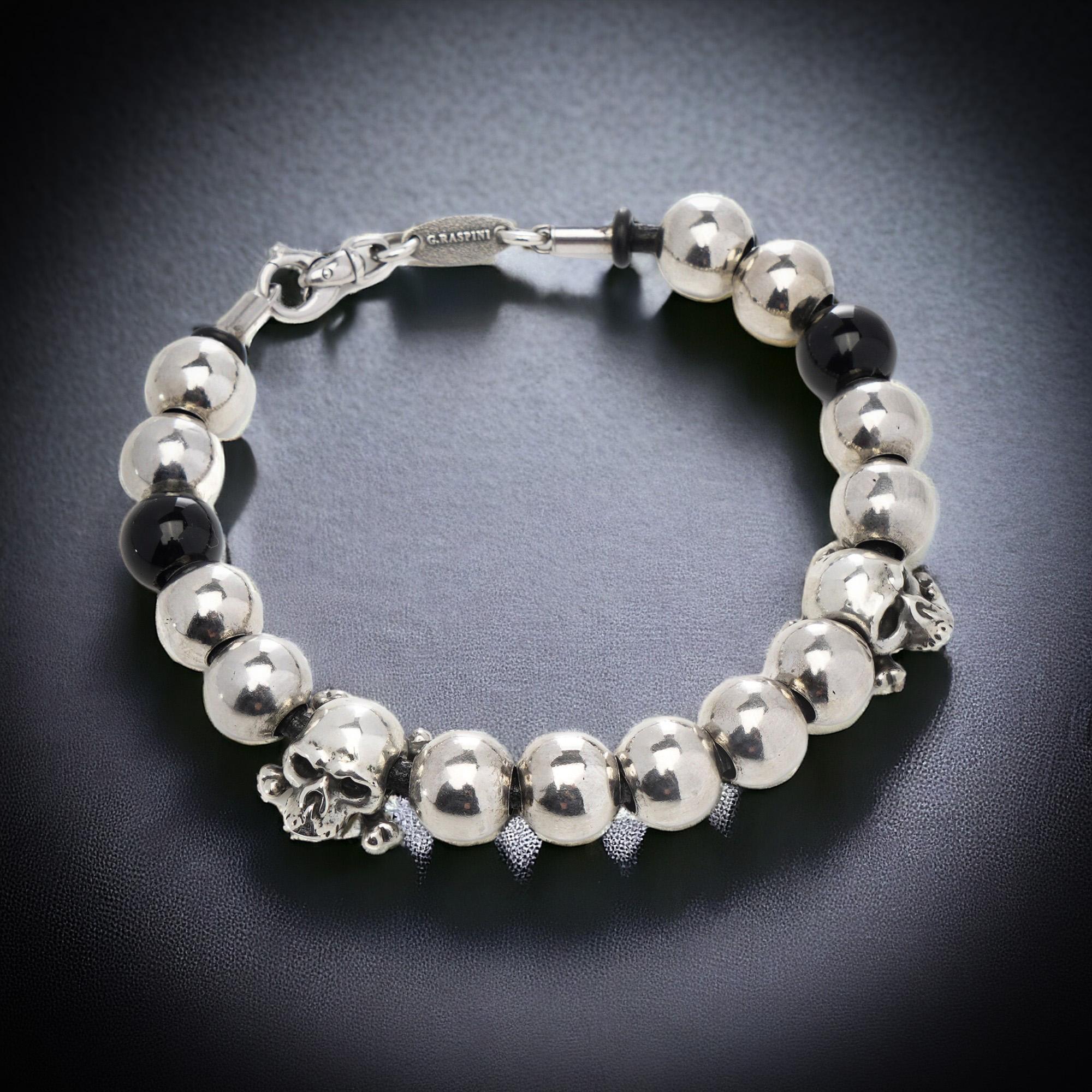Bracelet de perles en argent 925 de Giovani Raspini avec des accents de crâne et deux perles d'onyx.
Fabriqué en Italie, Circa 1990's
Poinçon d'argent 925, poinçons italiens et marque Giovani Raspini.

Dimensions :
Longueur x largeur x 22 x 1,7