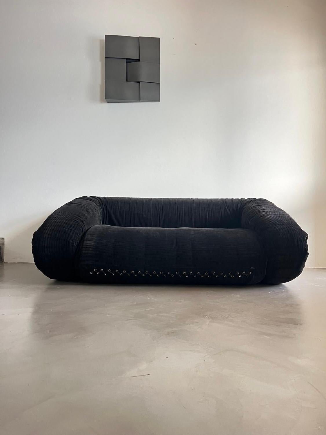 Schlafsofa - Schlafsofa - Ikonisches Zweisitzersofa - Zeitloses Design - 

Das 1965 von Alessandro Becchi entworfene Anfibio-Sofa ist eines der kultigsten Schlafsofas aller Zeiten. Seine identitätsstiftende Form mit den weichen, dicken Armlehnen,