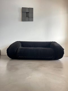 Sofá cama de diseño , Terciopelo negro , Aspecto intemporal , Anfibio by Alessandro Becchi
