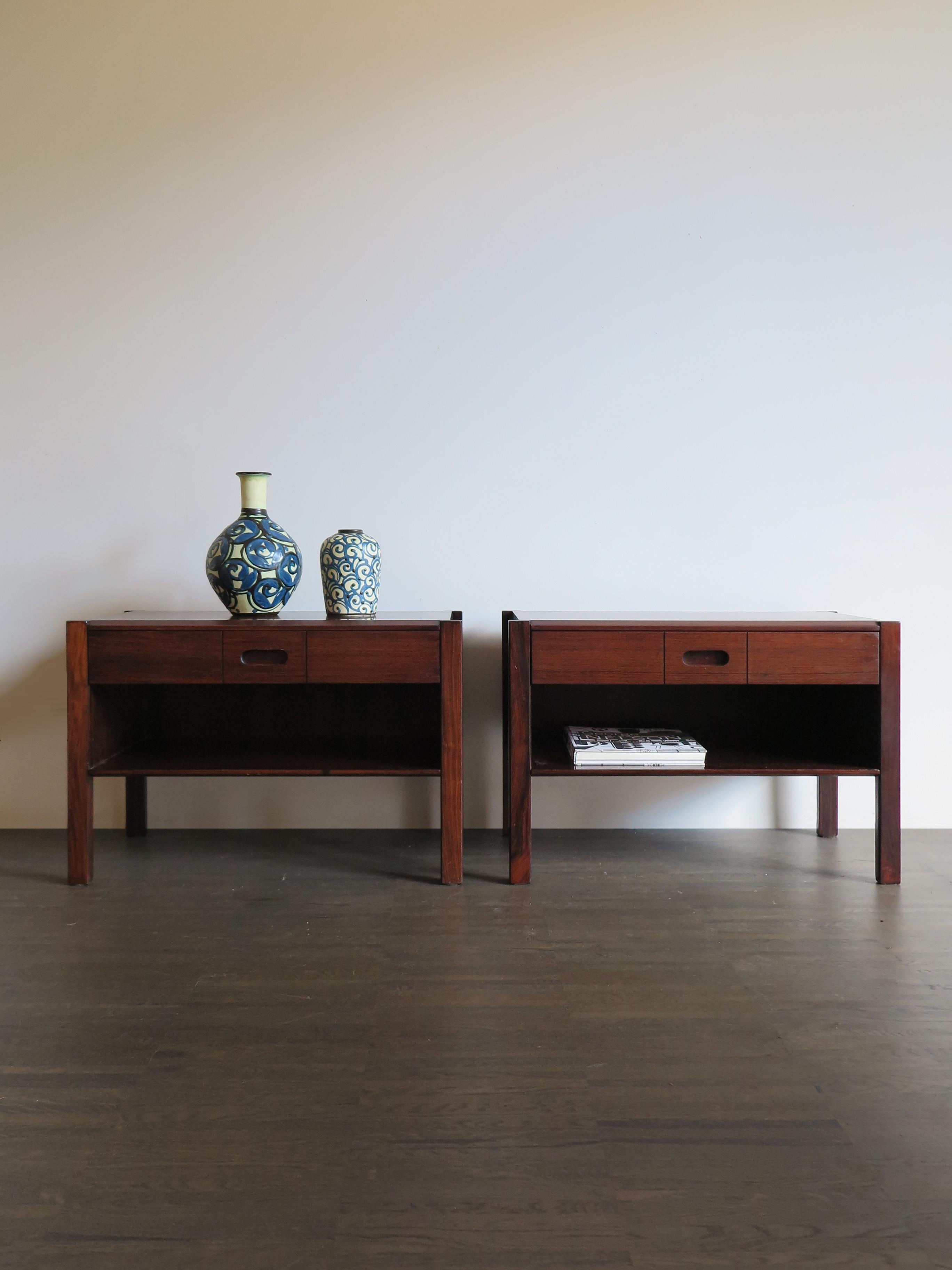 Big Italian set of two dark wood nightstands or side tables designed by Giovanni Ausenda for Stilwood, 1960s

Please note that the items are original of the period and this shows normal signs of age and use.