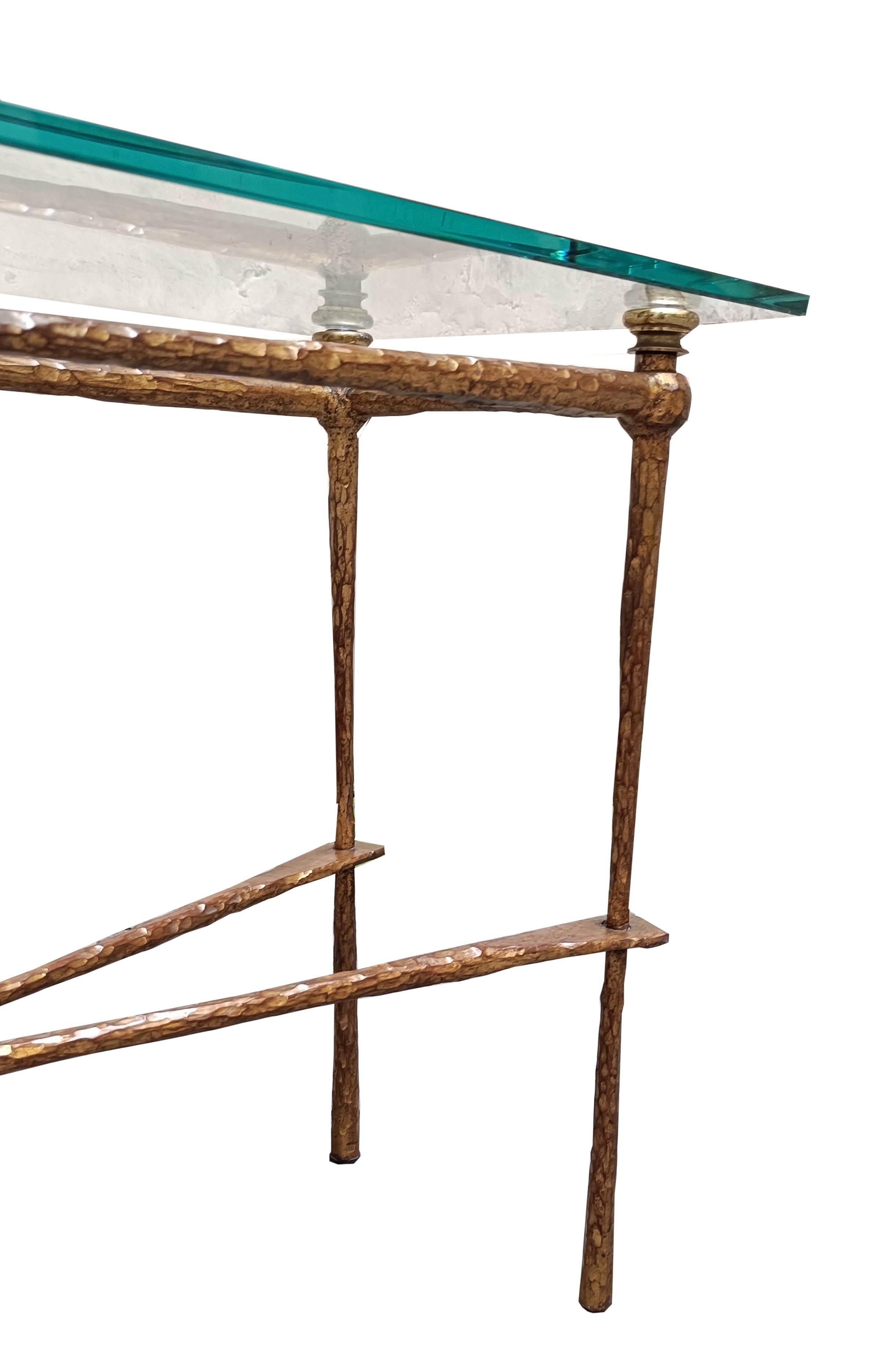 Giovanni Banci für Hermes Konsole aus goldgehämmertem Eisen und Glas, Italien 19 (Moderne der Mitte des Jahrhunderts)