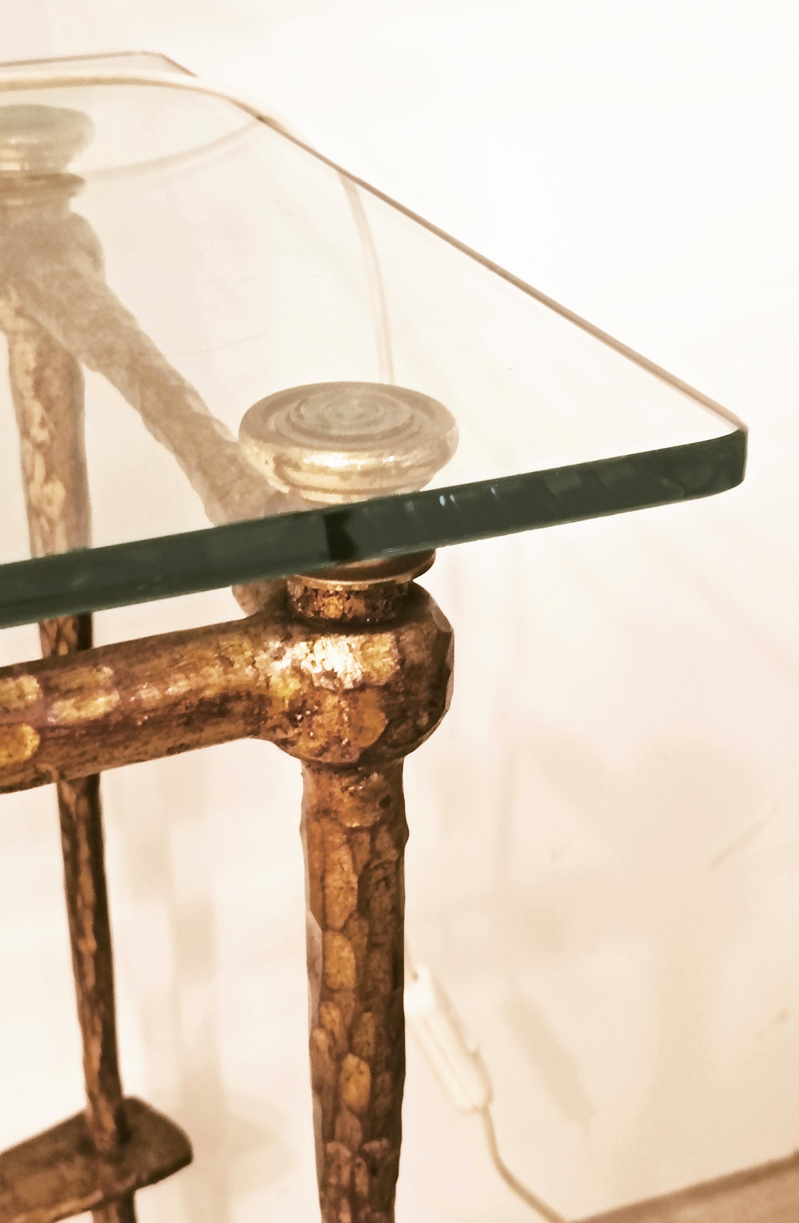 Giovanni Banci für Hermes Konsole aus goldgehämmertem Eisen und Glas, Italien 19 (Late 20th Century)