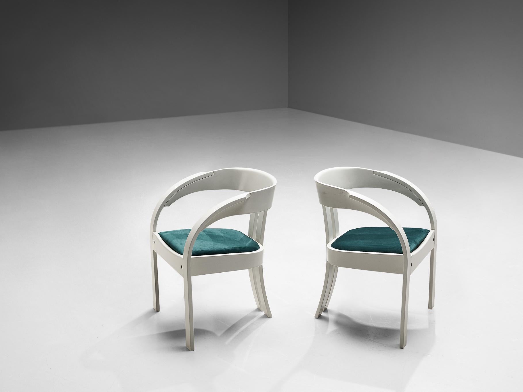 Giovanni Battista Bassi pour Poltronova, paire de fauteuils modèle 'Elisa', velours, hêtre laqué, Italie, années 1960.

Ces chaises merveilleusement construites sont basées sur une construction solide où des lignes claires et fluides sont