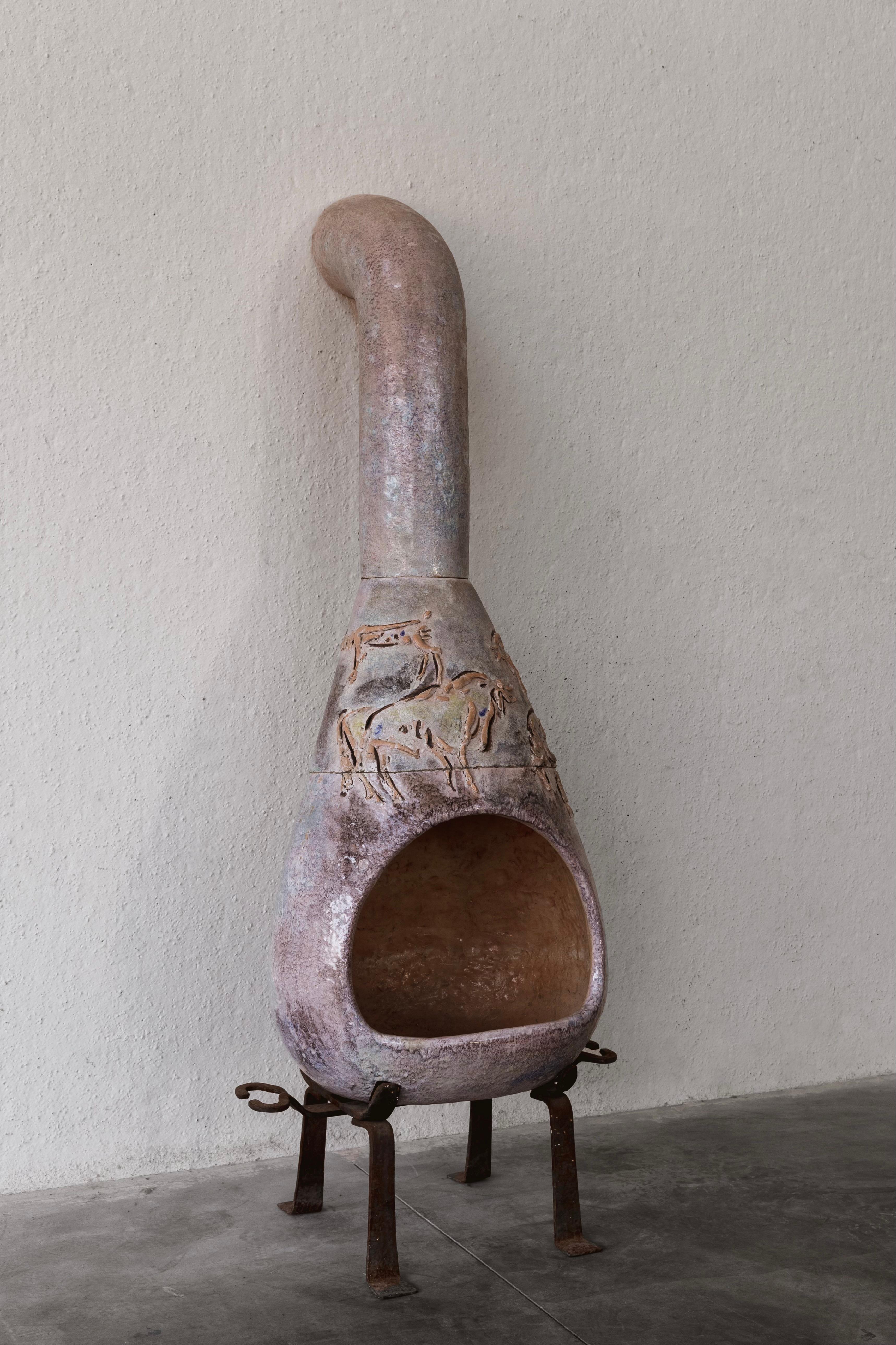 Cheminée en majolique de Giovanni Battista Mitri avec foyer, céramique émaillée et fer, Italie, 1965.

Giovanni Battista Artistics, designer et artiste vénitien, a conçu et fabriqué cette cheminée sculpturale en 1965. Il s'agit d'une pièce unique,