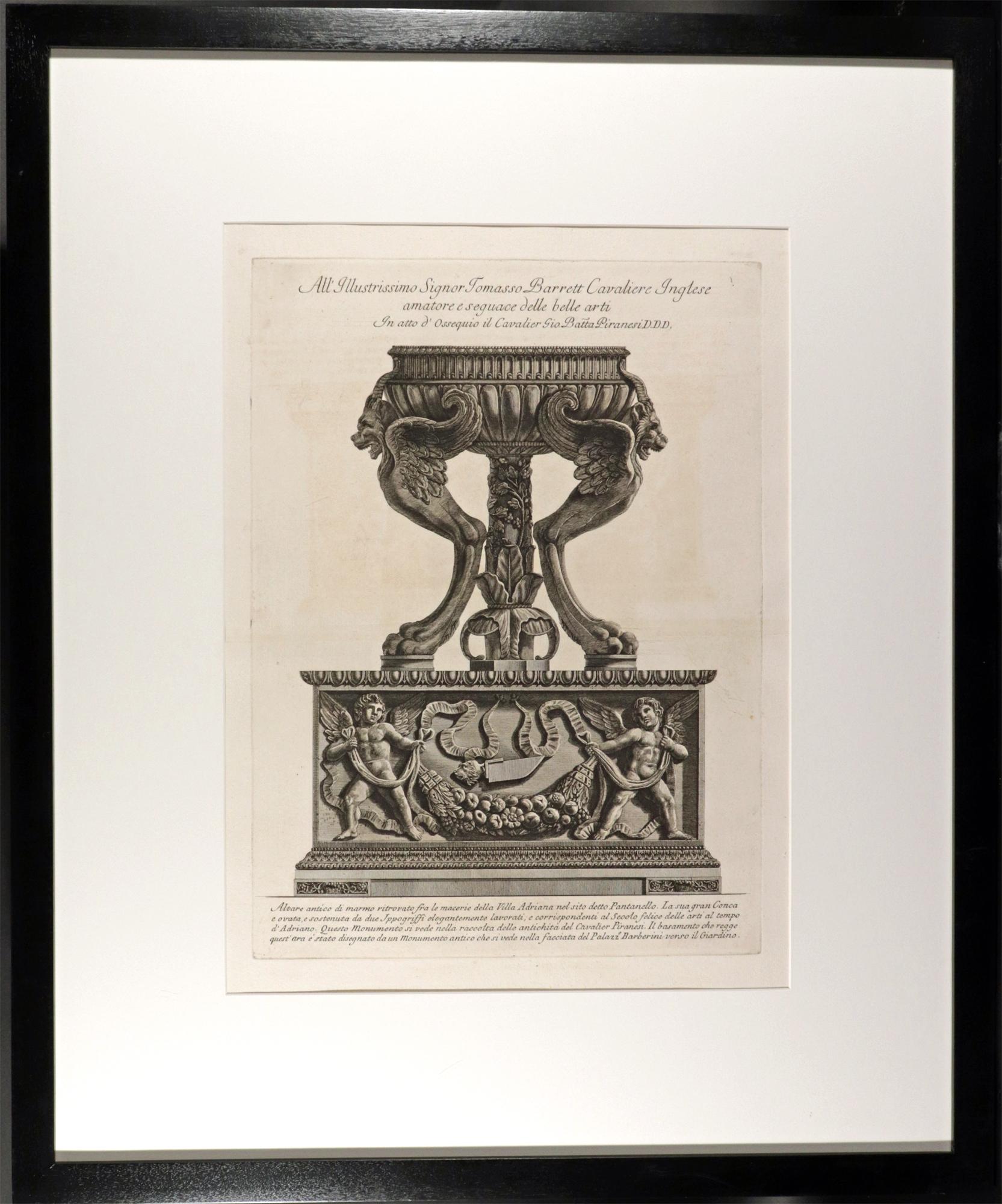 Giovanni Battista Piranesi (Italiener, 1720-1778)
Gravur eines antiken Marmoraltars (Urne)
Rom, um 1768-1778
Radierung auf Papier

Abmessungen: 35 Zoll × 29 1/8 Zoll × 1 1/2 Zoll.

Dieser Stich von Giovanni Battista Piranesi zeigt eine monumentale