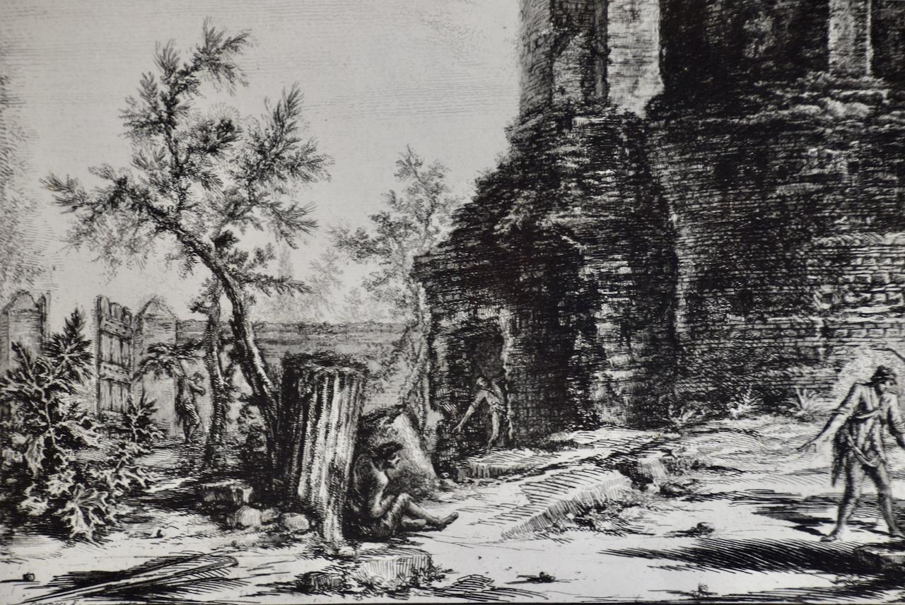 Antike römische Tempelarchitektur: Eine gerahmte Ätzung aus dem 18. Jahrhundert von Piranesi (Grau), Landscape Print, von Giovanni Battista Piranesi