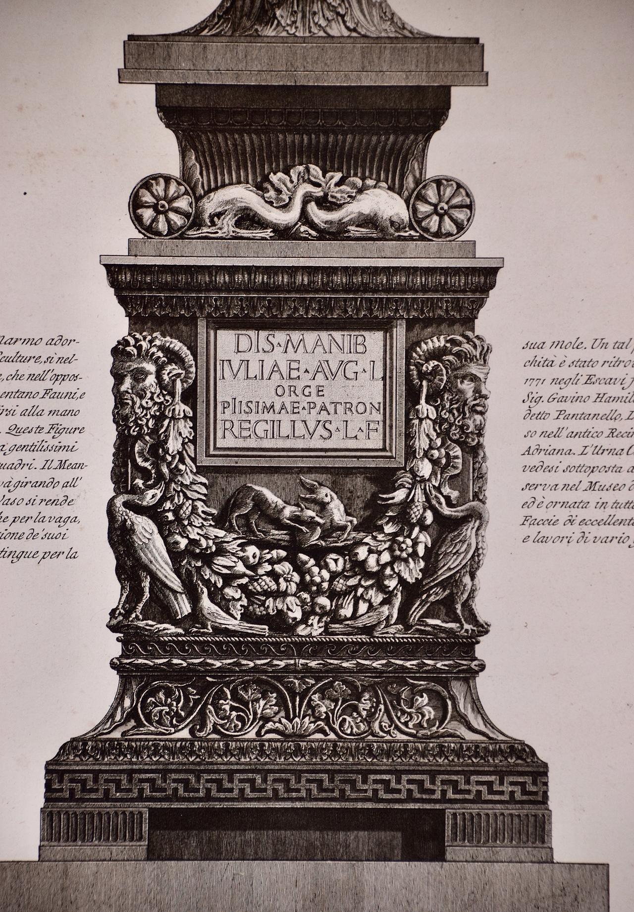 A.I.C. Piranesi encadrée, gravure à l'eau-forte d'un vase ancien en marbre provenant de la VILLA d'Hadrien - Beige Figurative Print par Giovanni Battista Piranesi