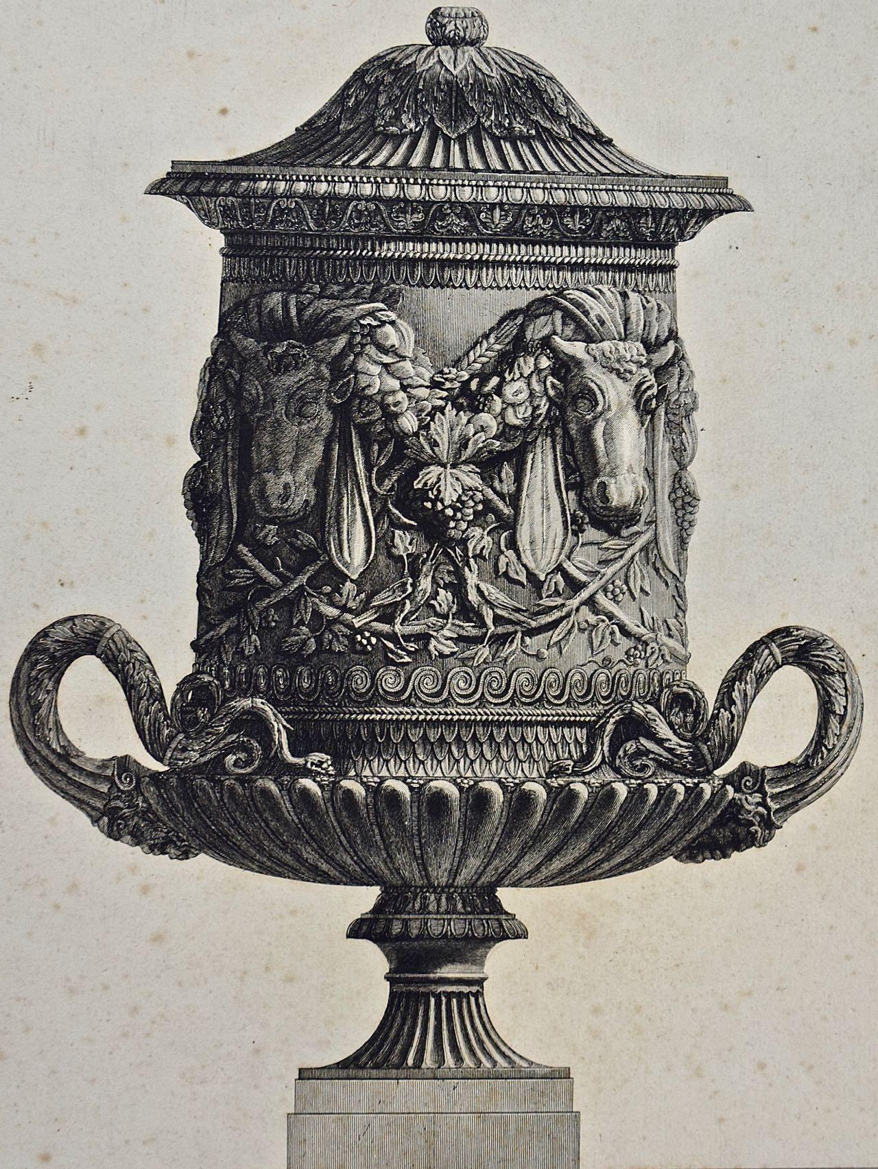 Antico vaso romano in marmo: Vaso Cinerario di Gran Mole, incisione di Piranesi del XVIII sec. - Print di Giovanni Battista Piranesi