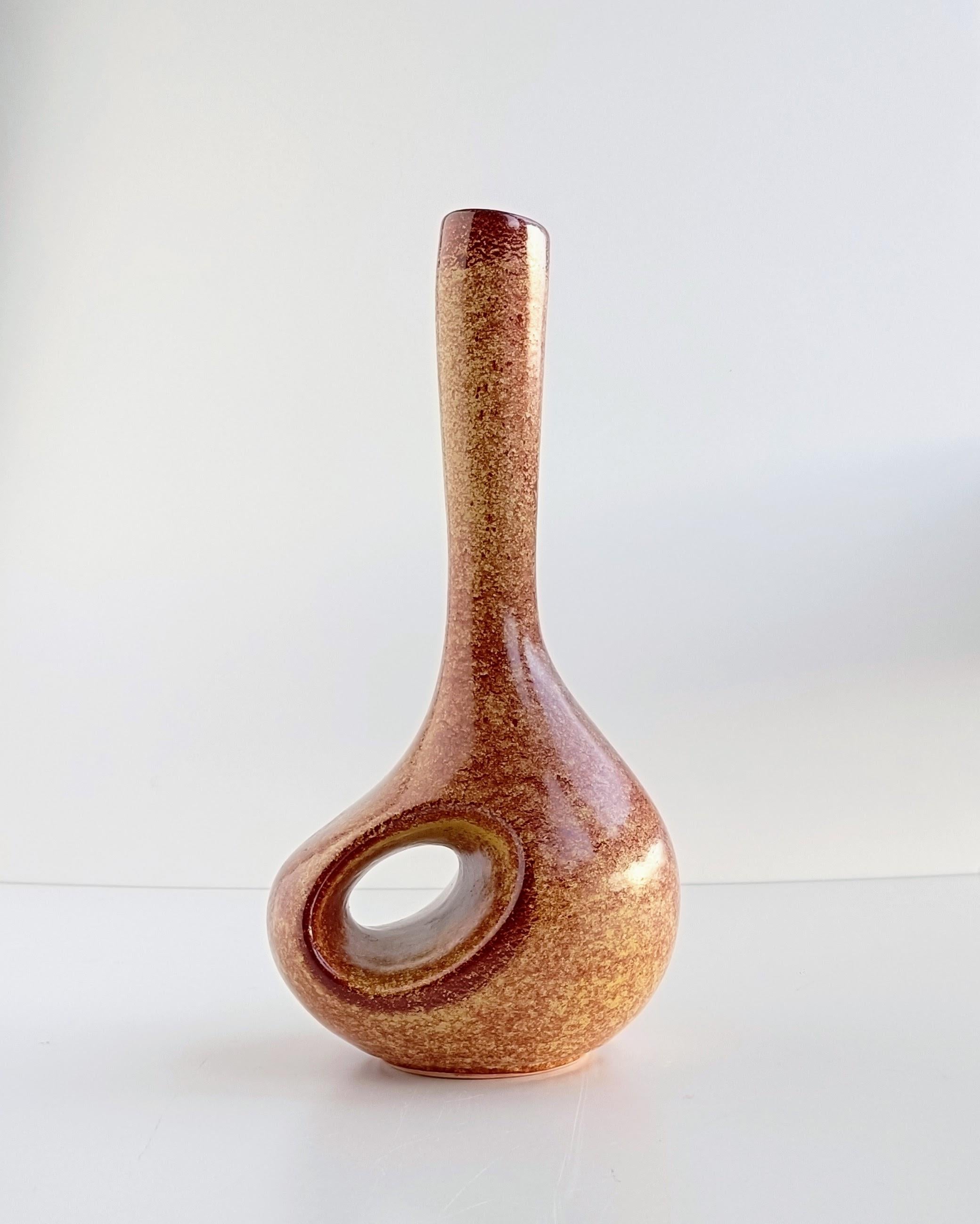Sculptural Mid Century Modern chimney ceramic vase by Roberto Rigone for Bertoncello Ceramiche. Featuring the Tobacco classic mottled tan color, this beautifully designed piece is marked with a code number and was  hand produced in Vicenza, Italy,