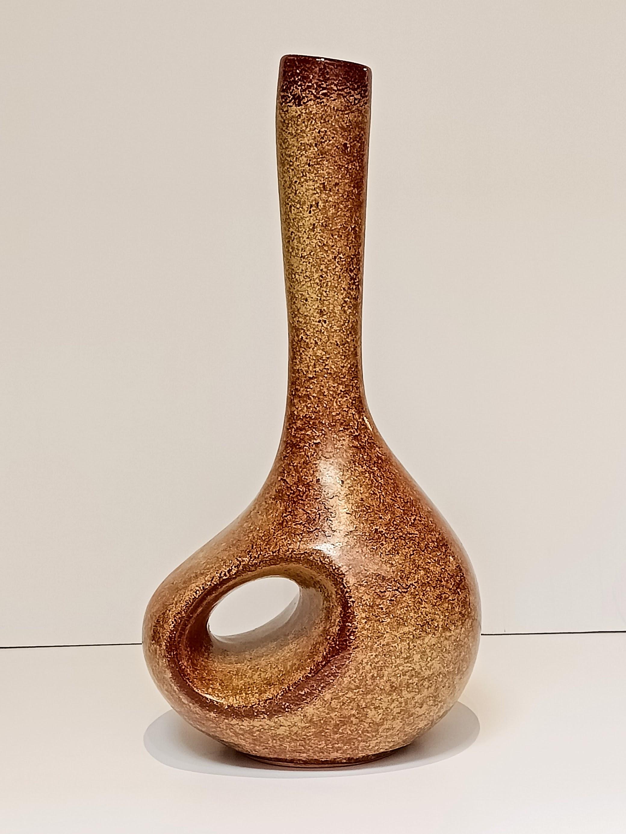 Vase sculptural en céramique de style cheminée, datant du milieu du siècle dernier, réalisé par Roberto Rigon pour Bertoncello Ceramiche. Cette pièce, qui présente la couleur tachetée classique du tabac, est marquée d'un numéro de code et a été