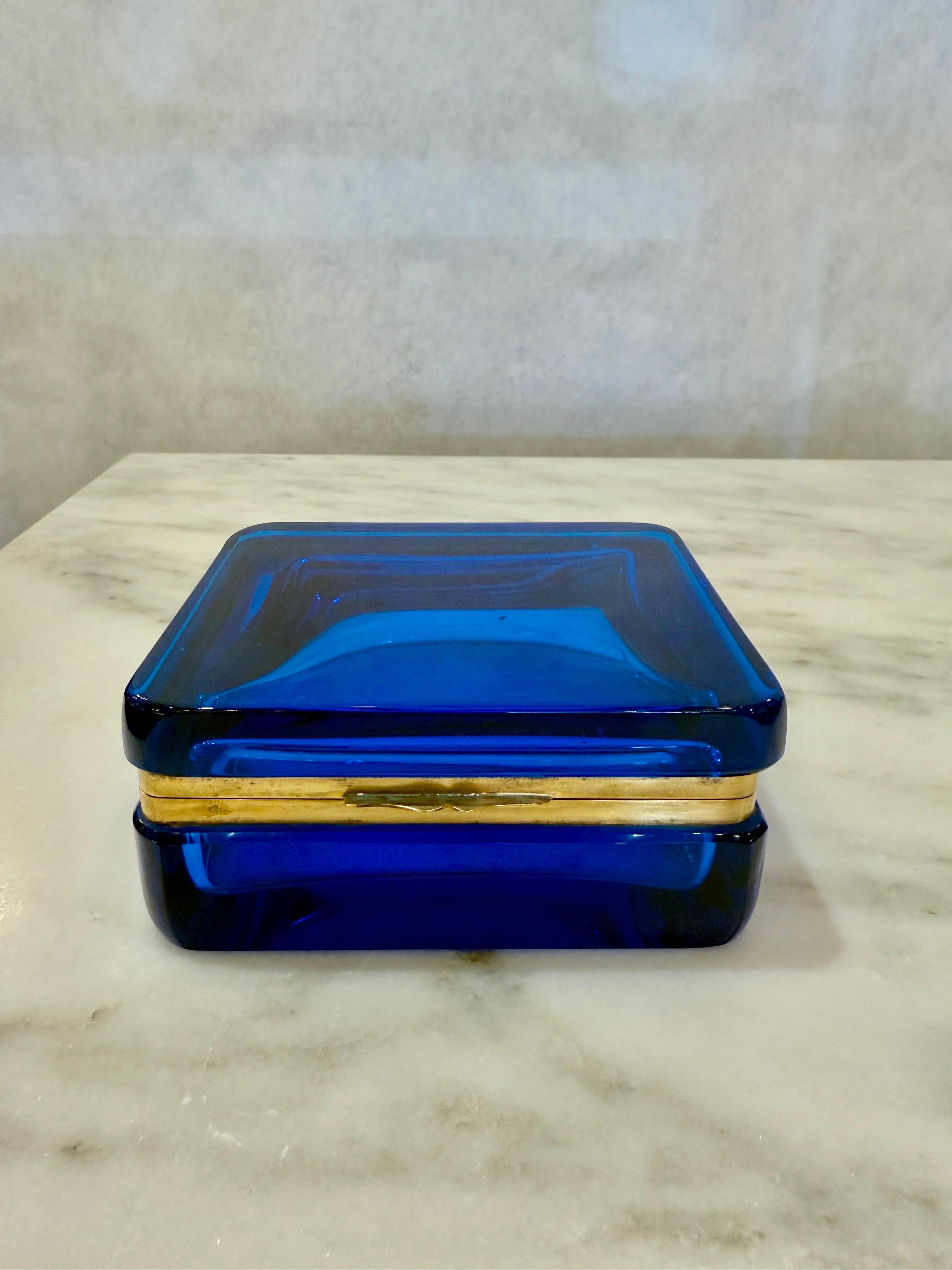 Joyero azul de Murano de Giovanni Cenedese.  Esta caja de cristal de Murano con detalles de metal dorado y cerradura decorativa y esquinas redondeadas.