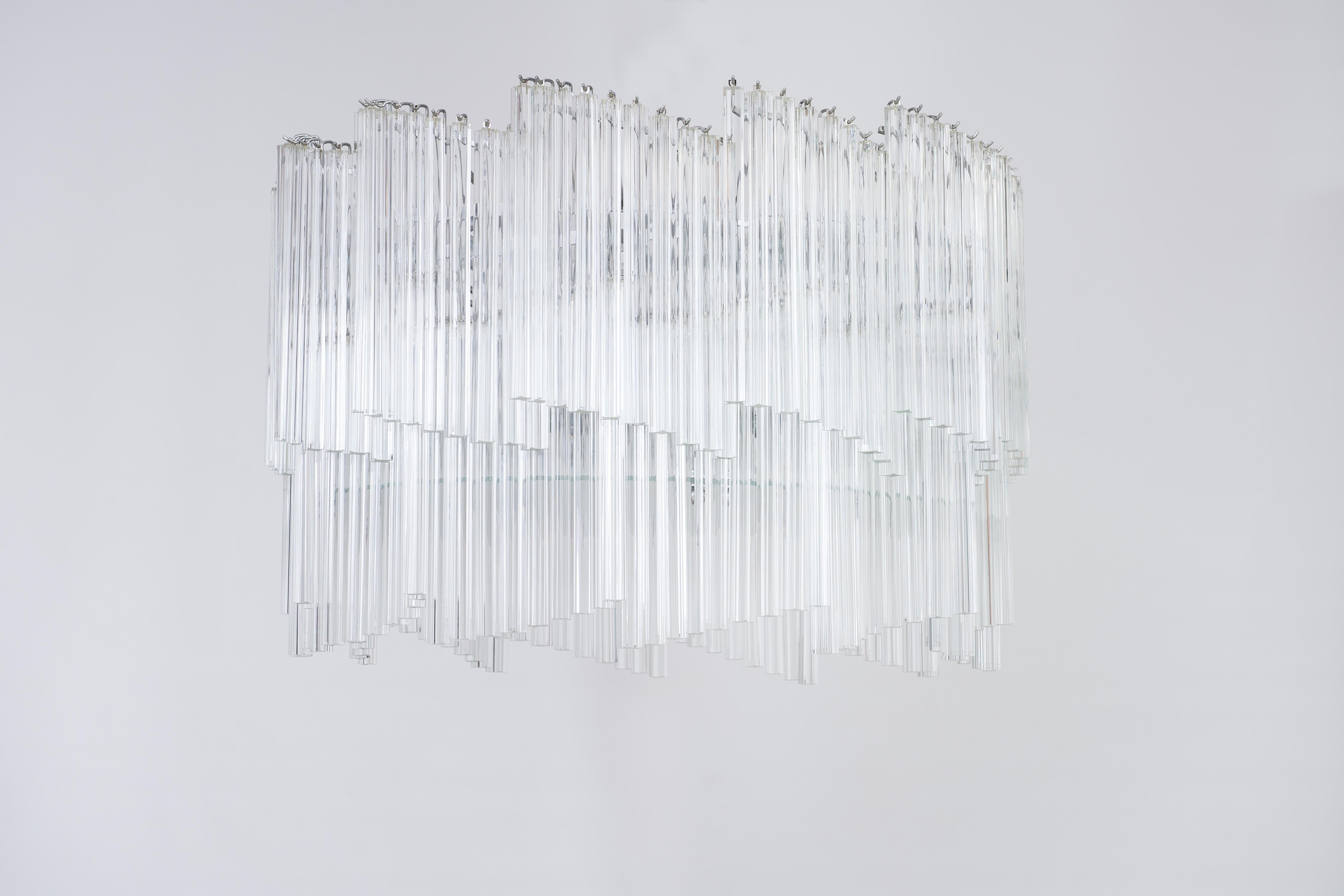 Ilumina tu espacio con la exquisita Lámpara de cristal de Murano Giovanni Dalla Fina, un impresionante ejemplo del arte contemporáneo del cristal de Murano. Fabricada en el siglo XXI, esta lámpara muestra el diseño innovador de Dalla Fina y la