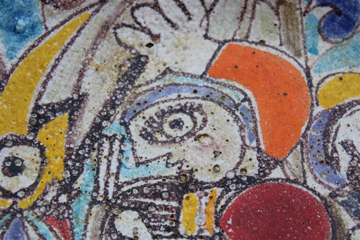 Giovanni De simone piatto in ceramica anni '70 con macellazione di pesci multicolore Italia in vendita 1
