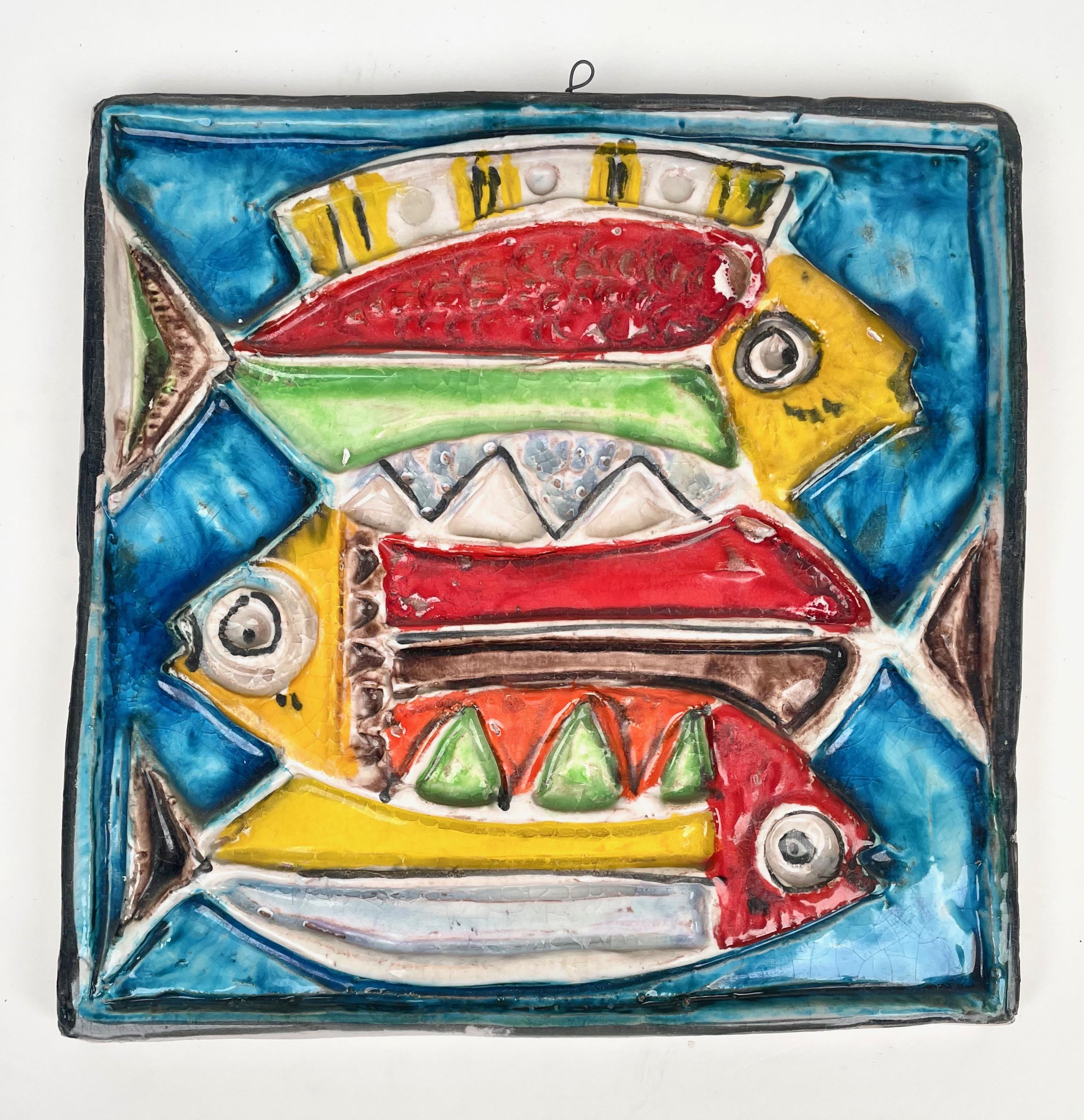 Mid-Century Modern Assiette carrée en céramique colorée représentant des poissons, Giovanni de Simone, Italie, années 1960 en vente