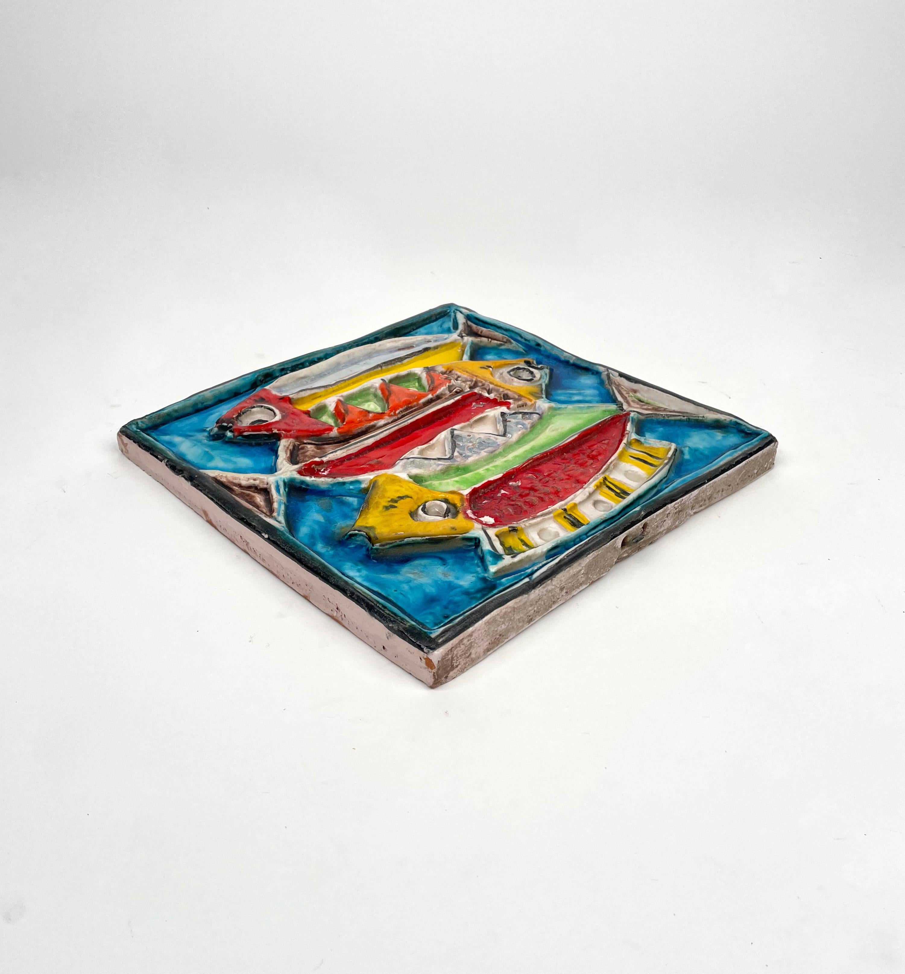 Milieu du XXe siècle Assiette carrée en céramique colorée représentant des poissons, Giovanni de Simone, Italie, années 1960 en vente