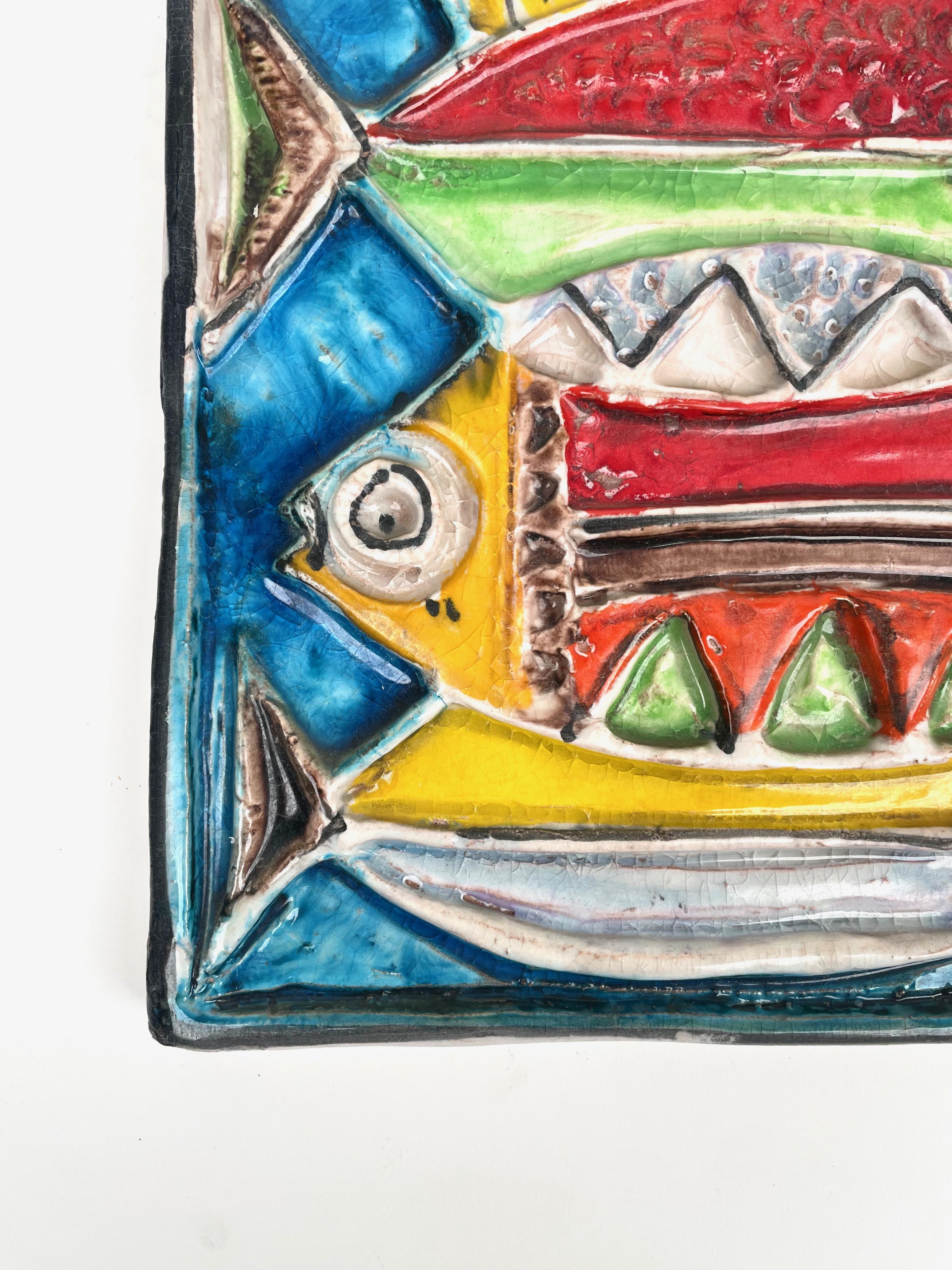 Assiette carrée en céramique colorée représentant des poissons, Giovanni de Simone, Italie, années 1960 en vente 1