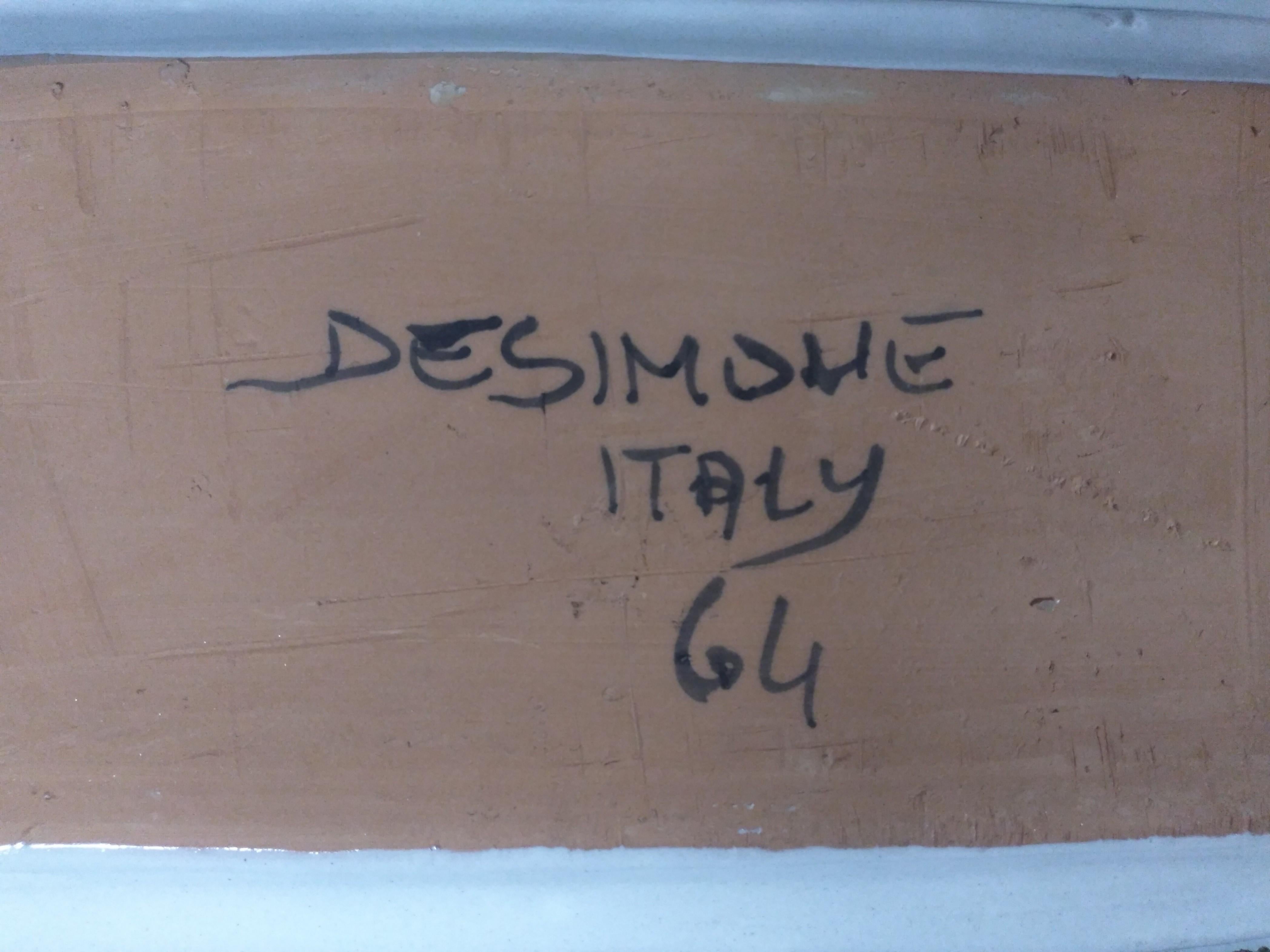 Il s'agit d'un magnifique exemple vintage du travail de Giovanni De Simone ! Elle a été créée et peinte à la main par l'artiste lui-même. Elle est signée et datée au verso. Cette pièce a été réalisée par l'artiste en 1964. C'est un très bon exemple