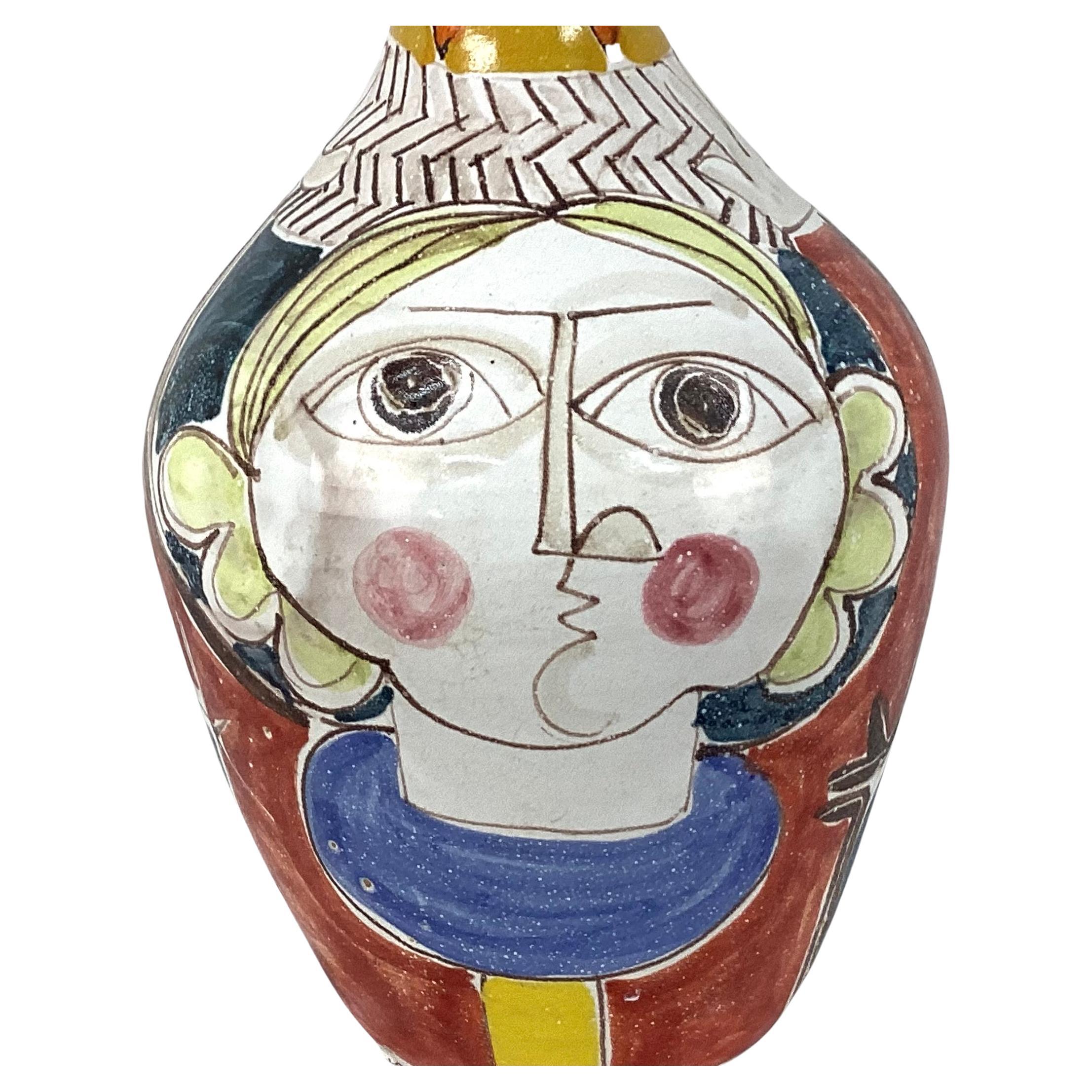 Vintage Giovanni DeSimone Italian Cubist Style Pottery Vase, circa 1960s. Vase fantaisiste aux couleurs vives avec un visage d'un côté et un coq de l'autre. Fabriqué et peint à la main. Signés et numérotés. 