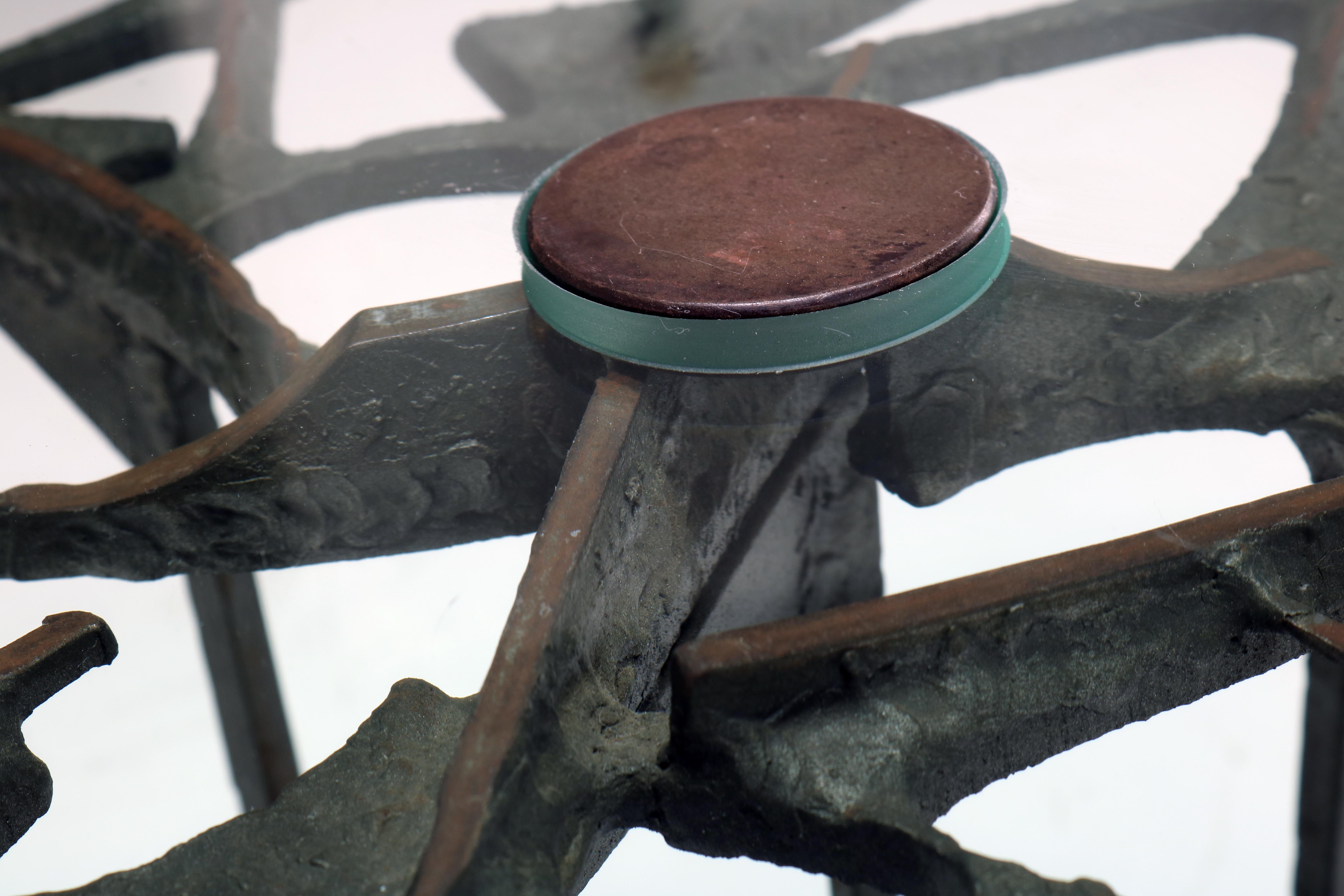 Impresionante mesa baja escultórica de bronce Giovanni Ferrabini, diseño italiano 1950 ca. Bronce en venta