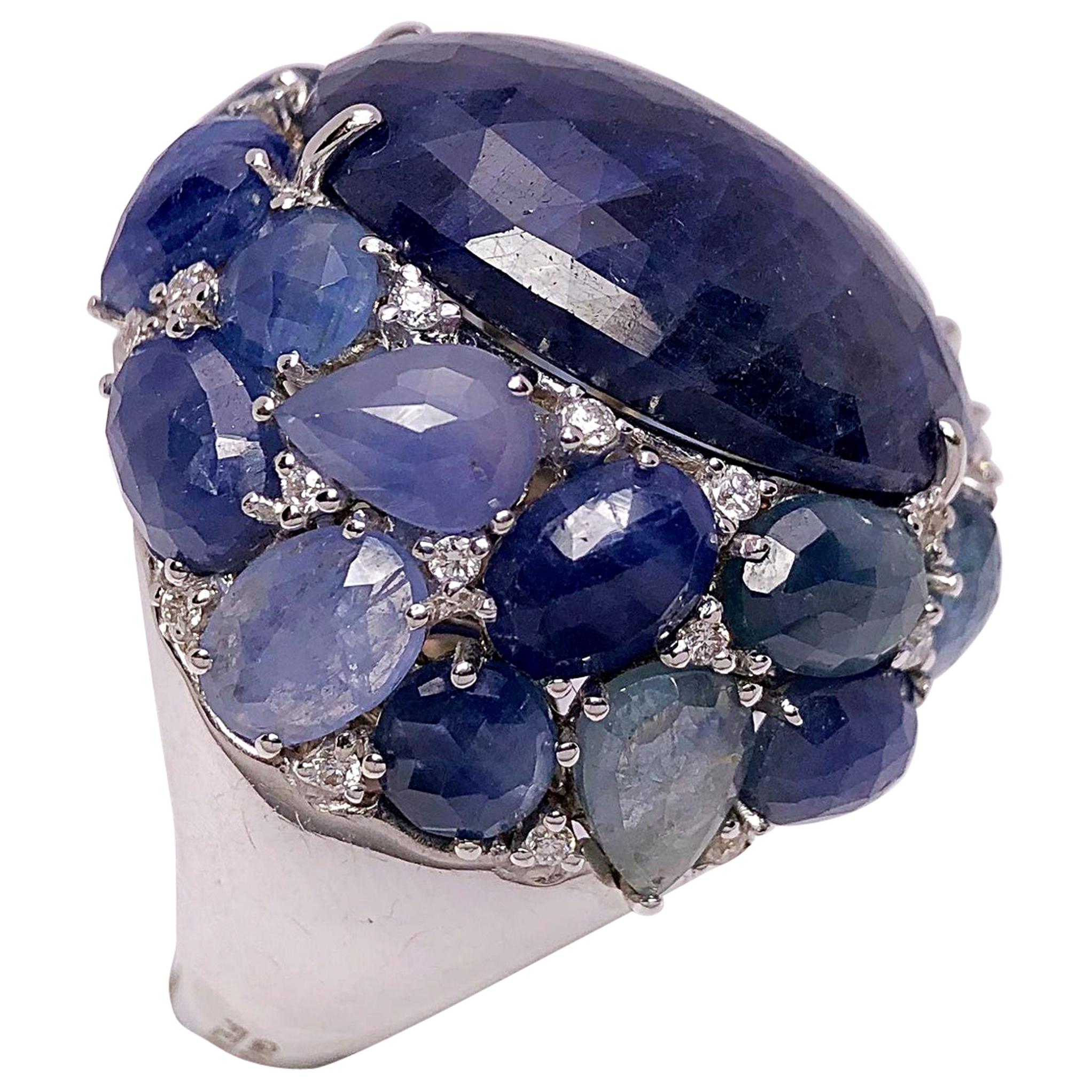 Giovanni Ferraris Bague dôme en or 18 carats, saphir bleu 43.8 carats et diamants en vente