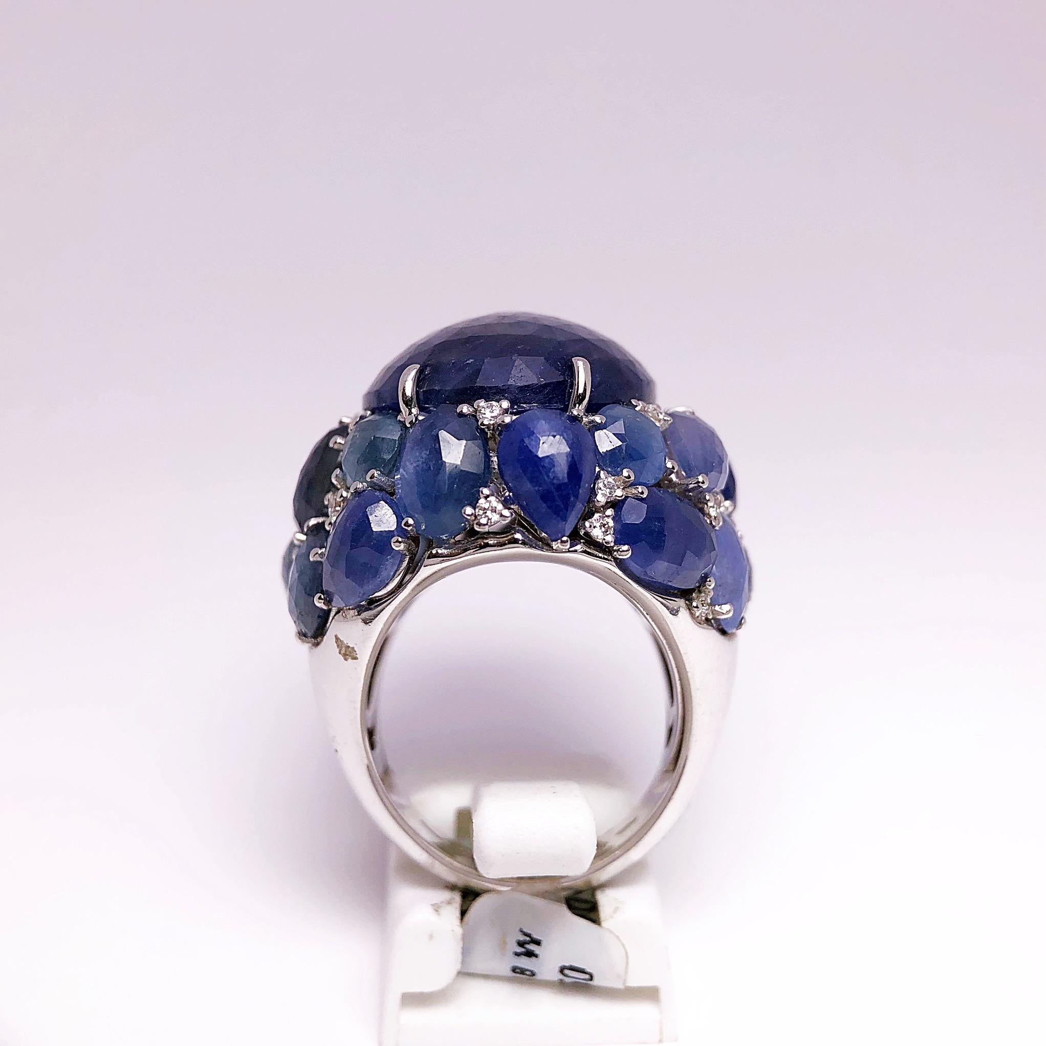 Taille ovale Giovanni Ferraris Bague dôme en or 18 carats, saphir bleu 43.8 carats et diamants en vente