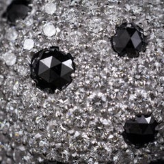 Anello Bombé in oro bianco 18 carati con diamanti neri incolori di Giovanni Ferraris