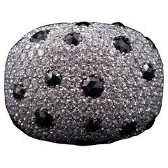 Anello Bombé in oro bianco 18 carati con diamanti neri incolori di Giovanni Ferraris