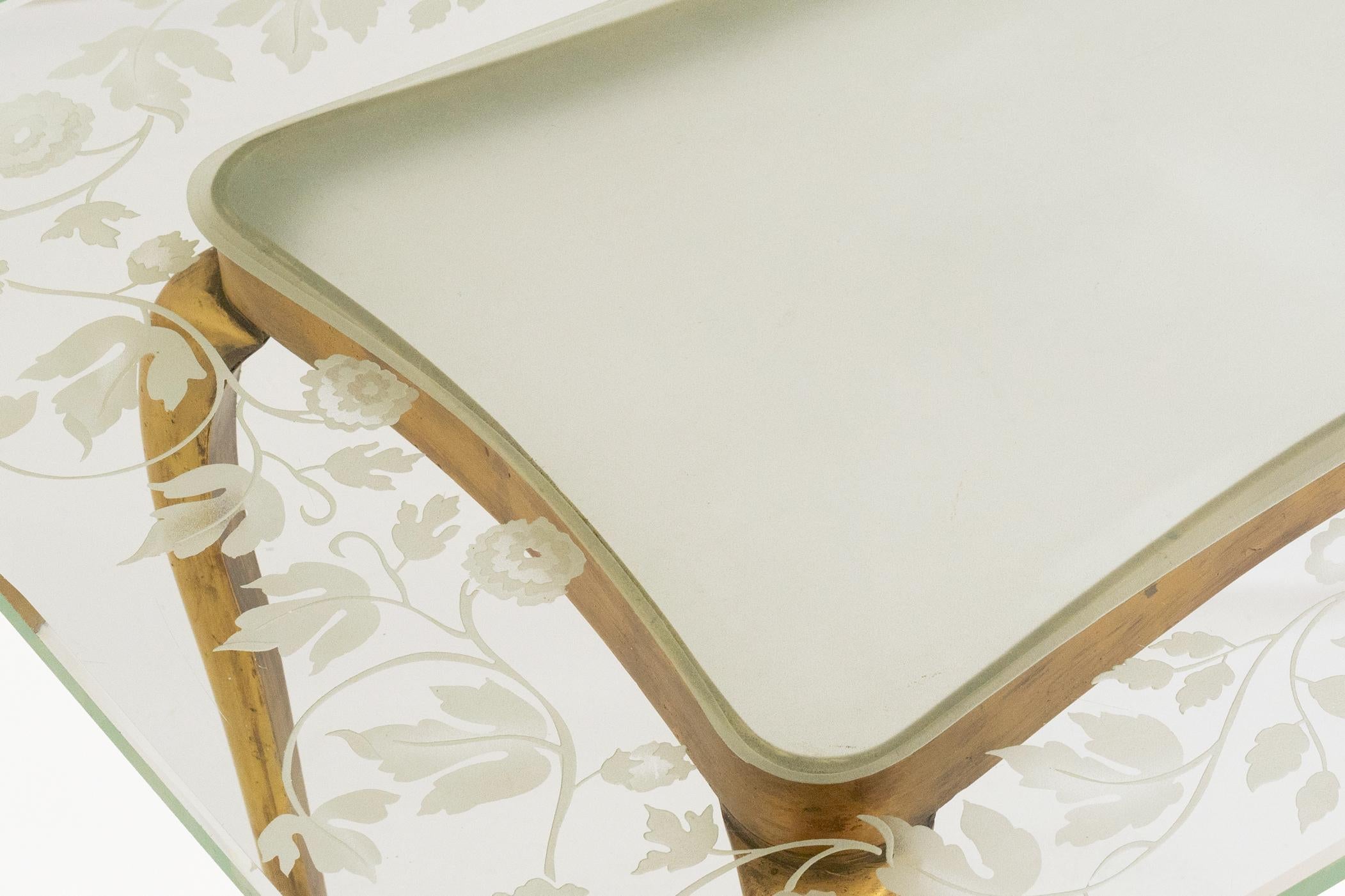 Table Quadripod italienne du 20e siècle avec fleurs en verre et laiton de Giovanni Gariboldi en vente 4