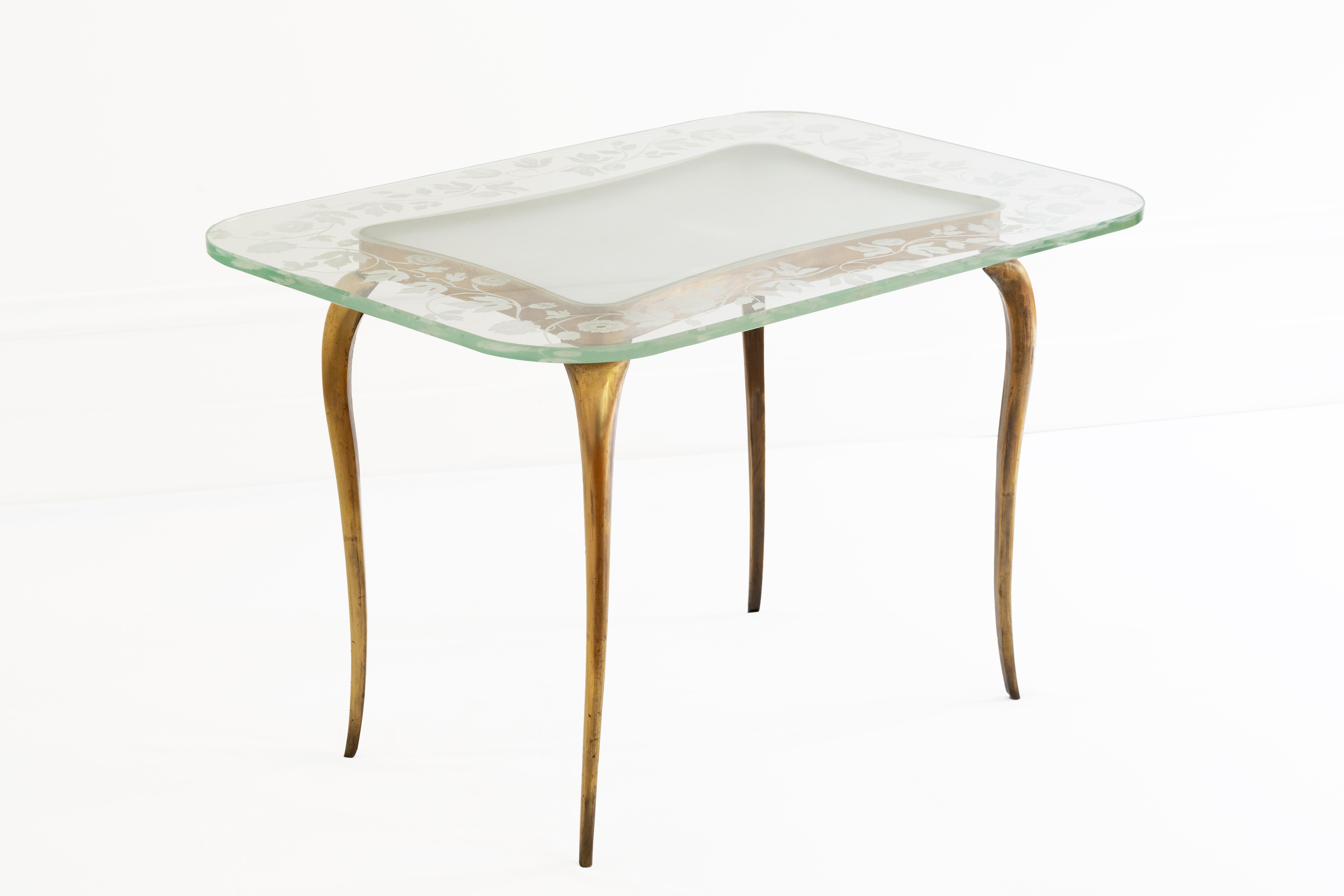 Cette table basse unique, conçue par Giovanni Gariboldi et éditée par Fontana Arte, est une véritable incarnation de l'élégance et du design italien innovant. La table est dotée d'une base quadripode en laiton gracieusement courbée qui soutient un
