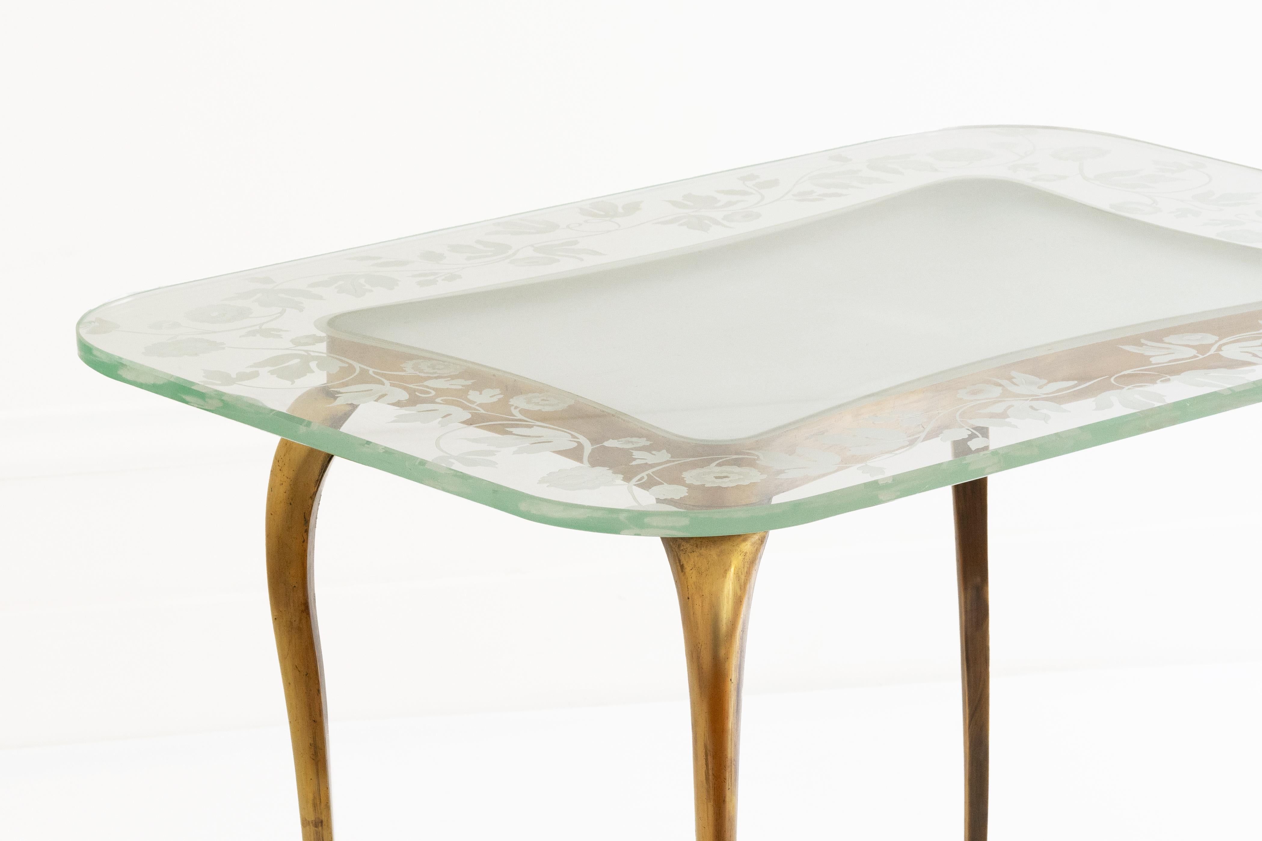 Sablé Table Quadripod italienne du 20e siècle avec fleurs en verre et laiton de Giovanni Gariboldi en vente