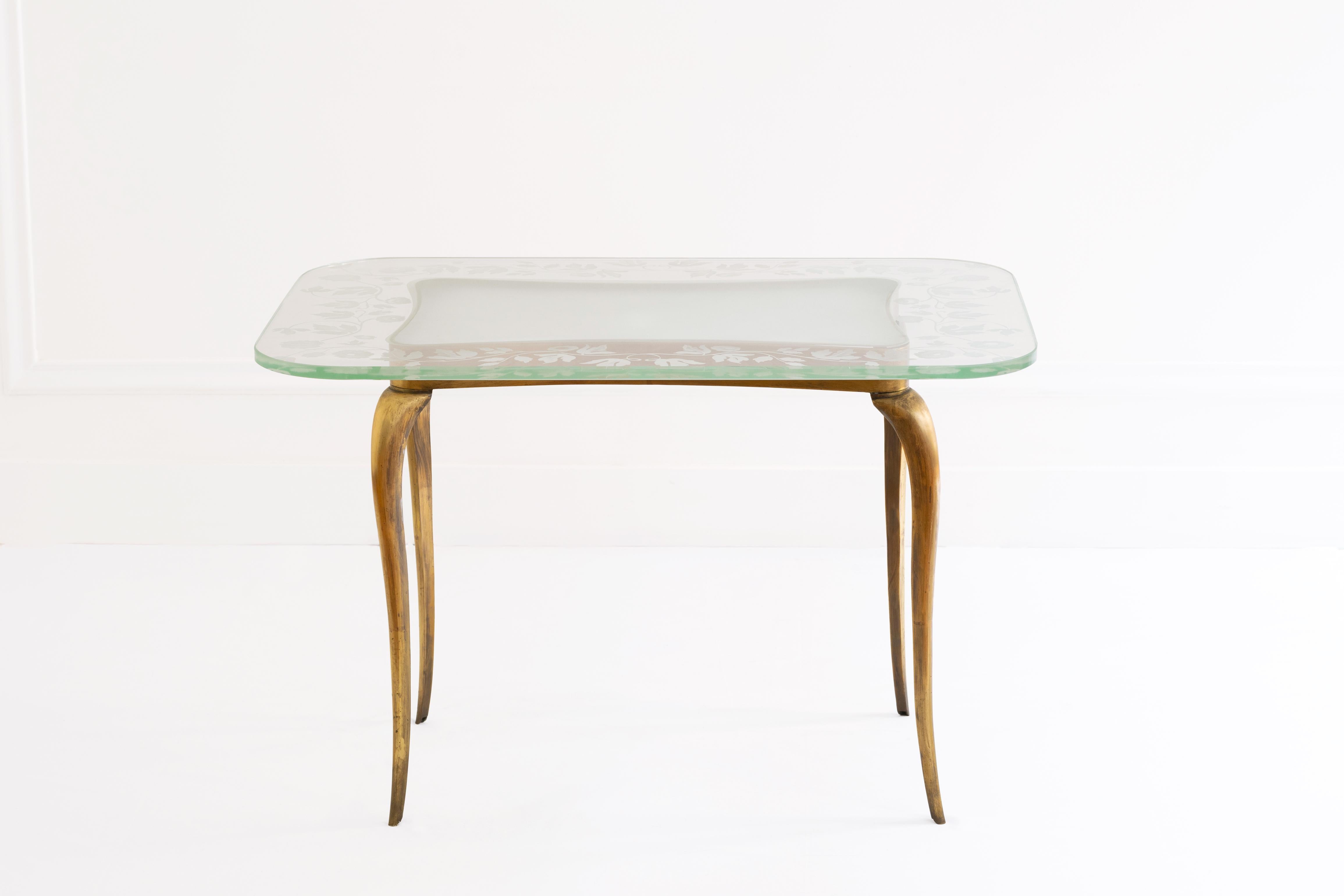 Table Quadripod italienne du 20e siècle avec fleurs en verre et laiton de Giovanni Gariboldi Bon état - En vente à London, GB