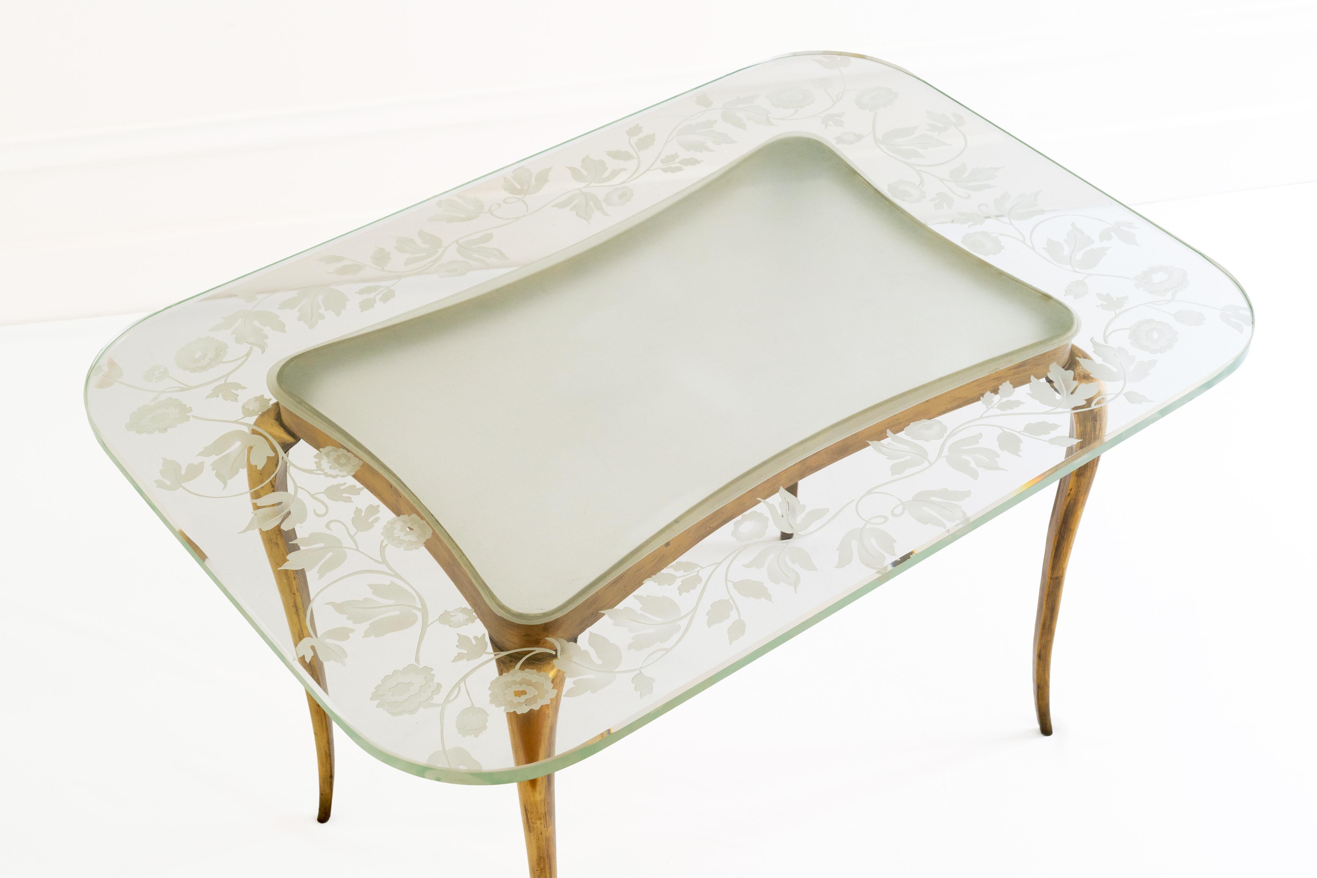 20ième siècle Table Quadripod italienne du 20e siècle avec fleurs en verre et laiton de Giovanni Gariboldi en vente