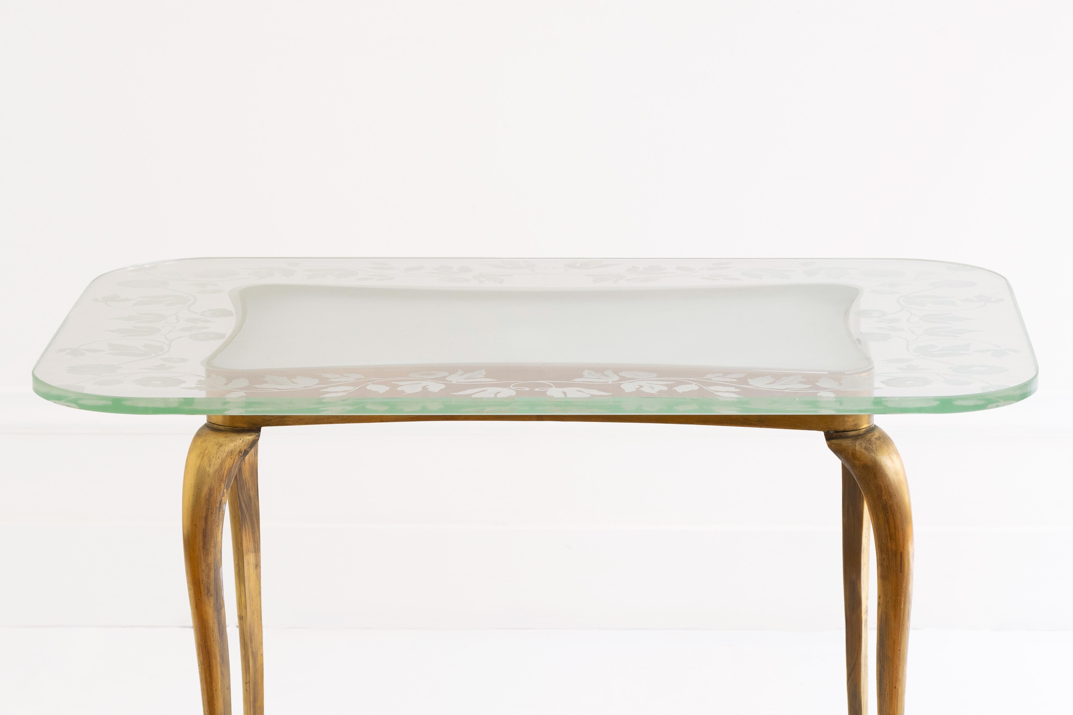 Laiton Table Quadripod italienne du 20e siècle avec fleurs en verre et laiton de Giovanni Gariboldi en vente