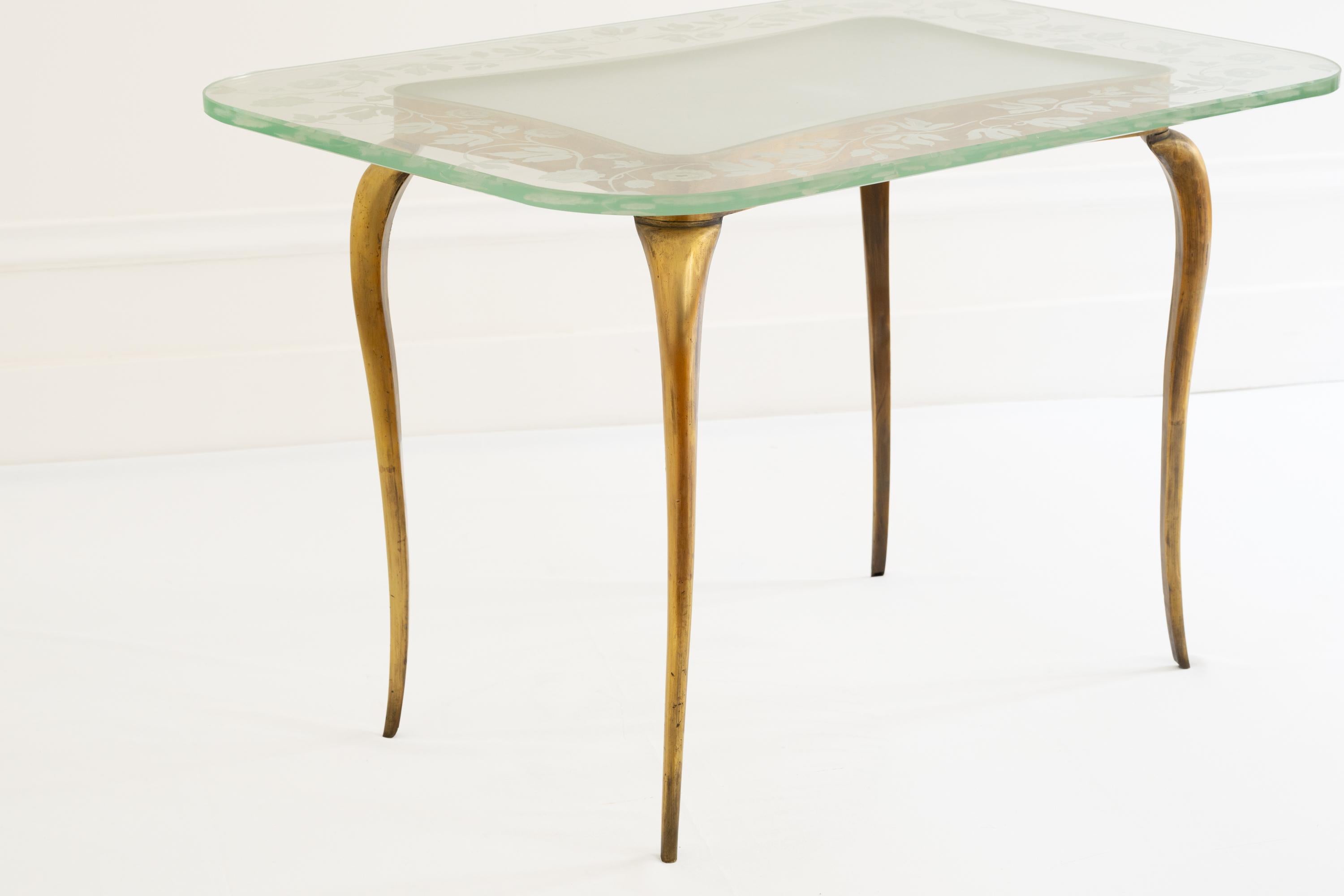 Table Quadripod italienne du 20e siècle avec fleurs en verre et laiton de Giovanni Gariboldi en vente 1