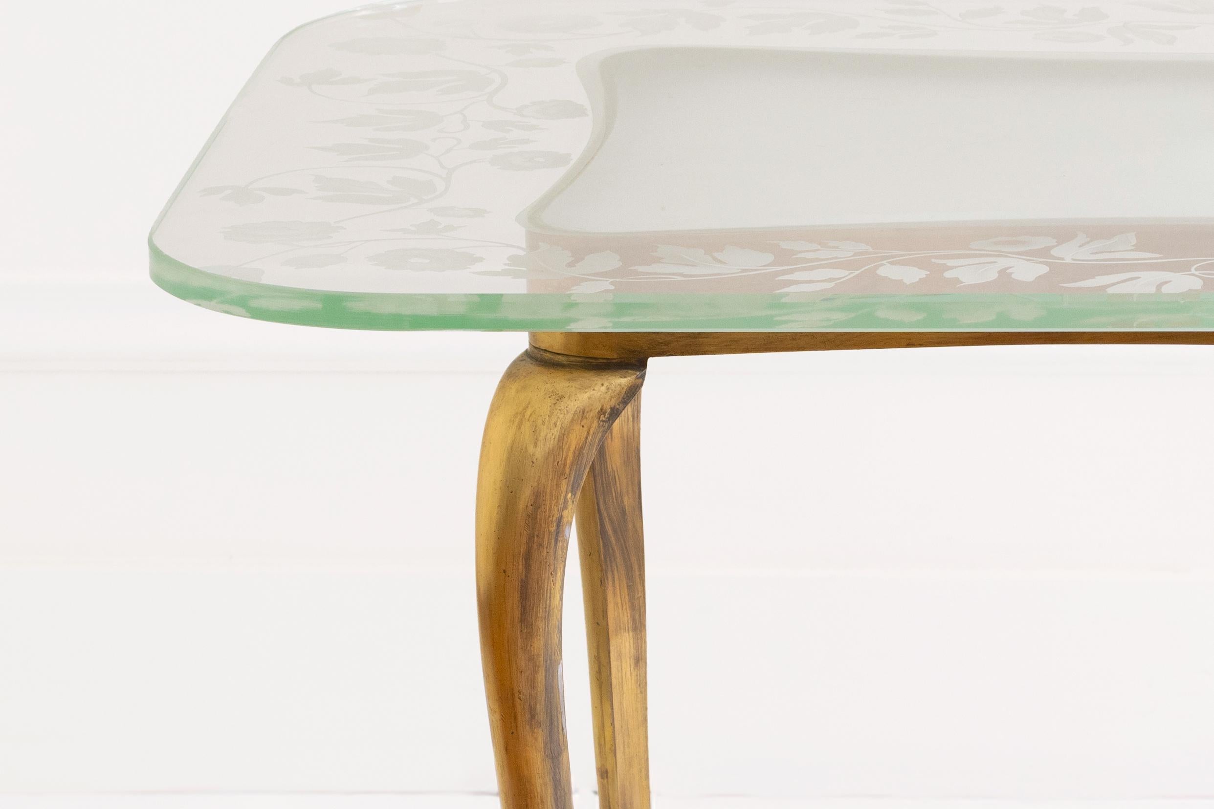 Table Quadripod italienne du 20e siècle avec fleurs en verre et laiton de Giovanni Gariboldi en vente 2