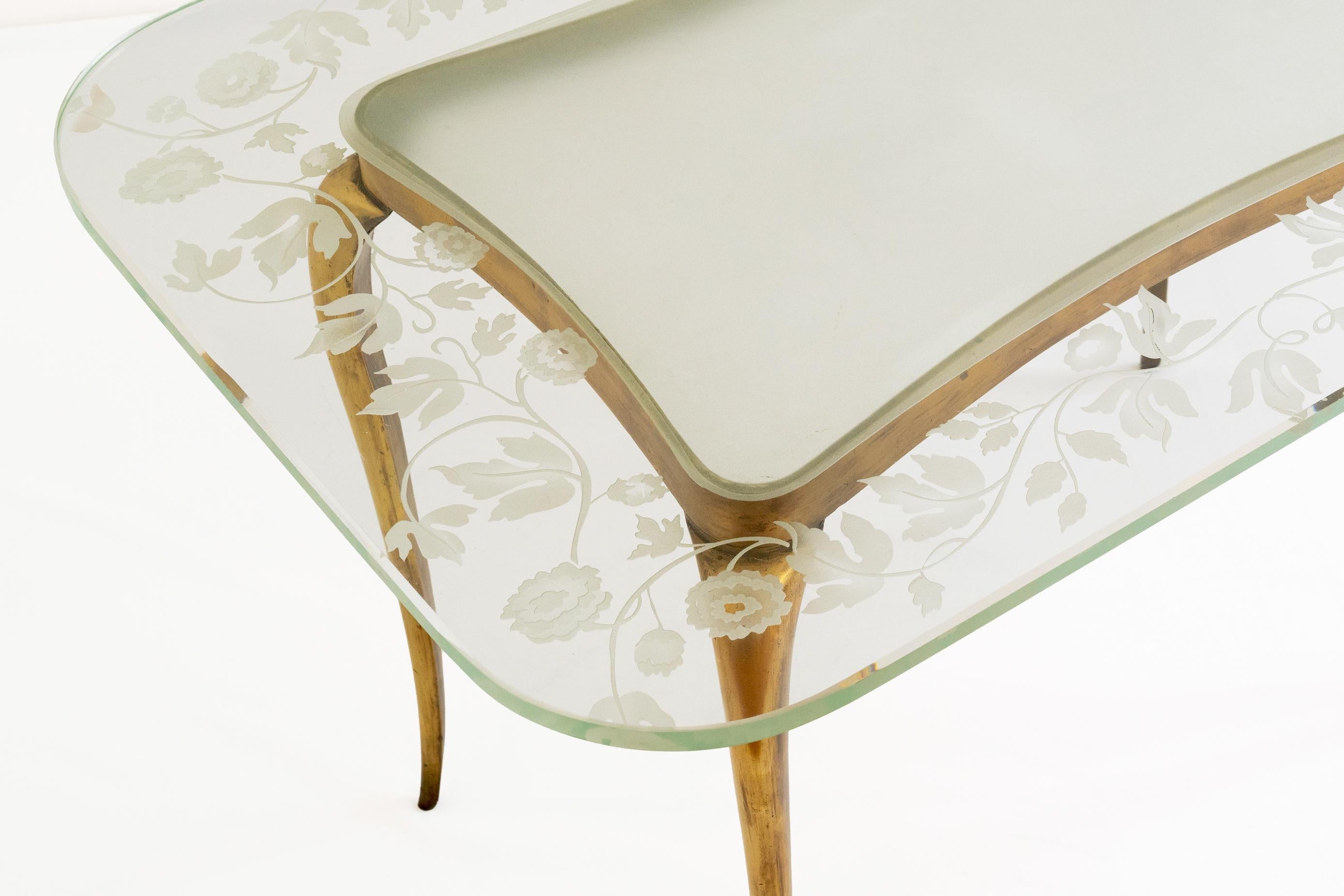 Table Quadripod italienne du 20e siècle avec fleurs en verre et laiton de Giovanni Gariboldi en vente 3
