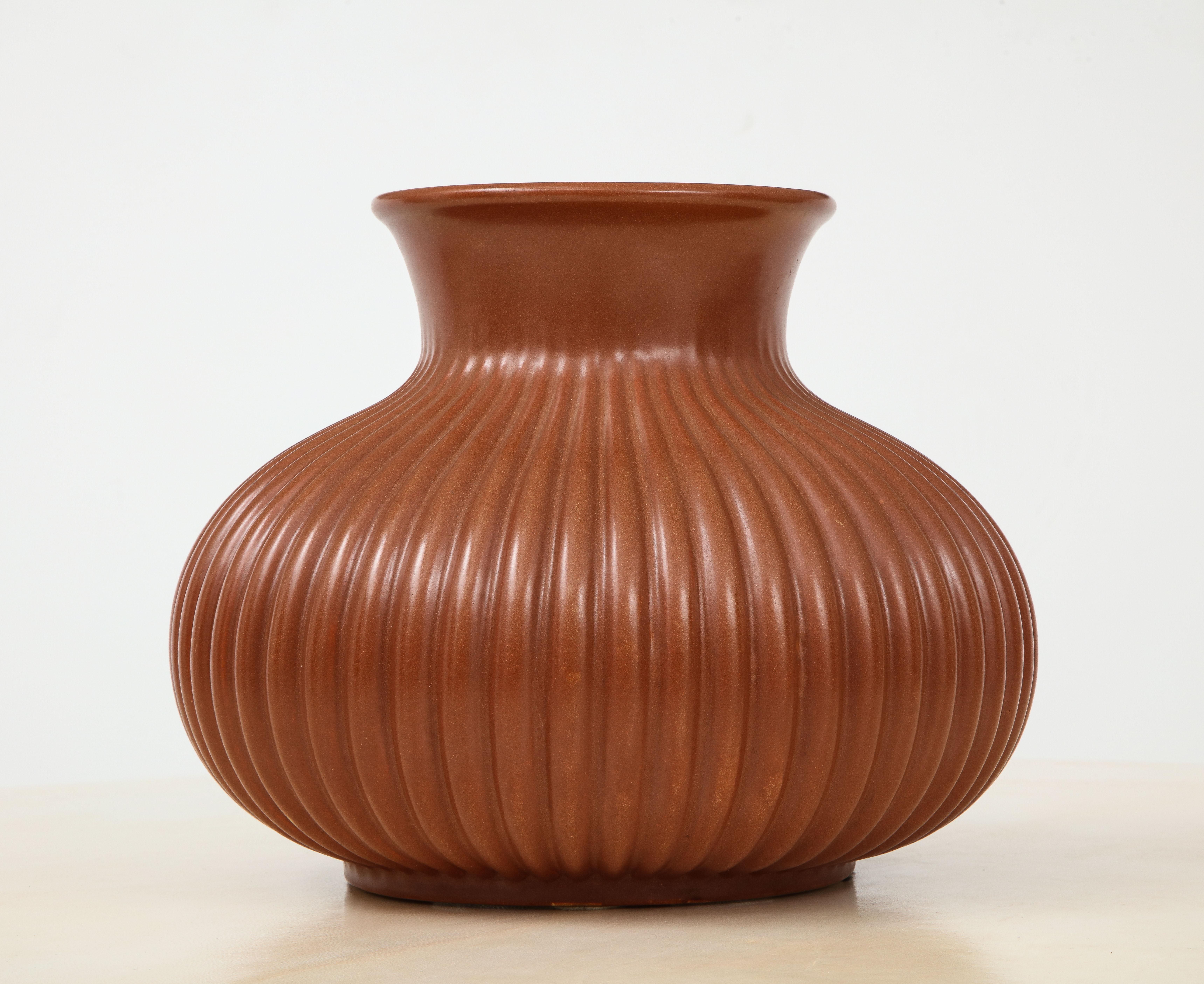 Giovanni Gariboldi for Richard Ginori 1930s Italian Art Deco Vase In Good Condition For Sale In New York, NY