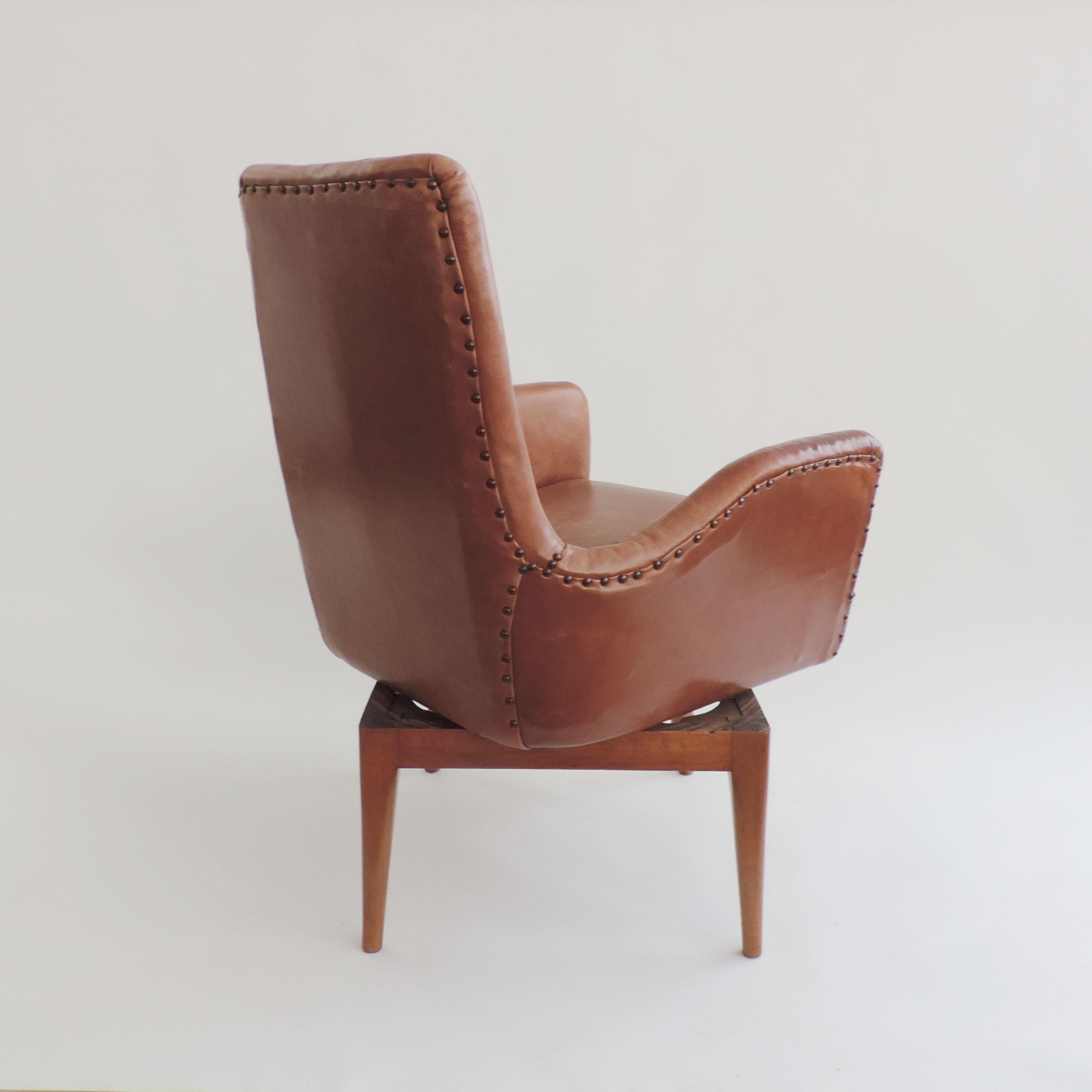 Mid-20th Century Giovanni Gariboldi Swivel Chair in Leather and Wood, Italy, 1940s For Sale