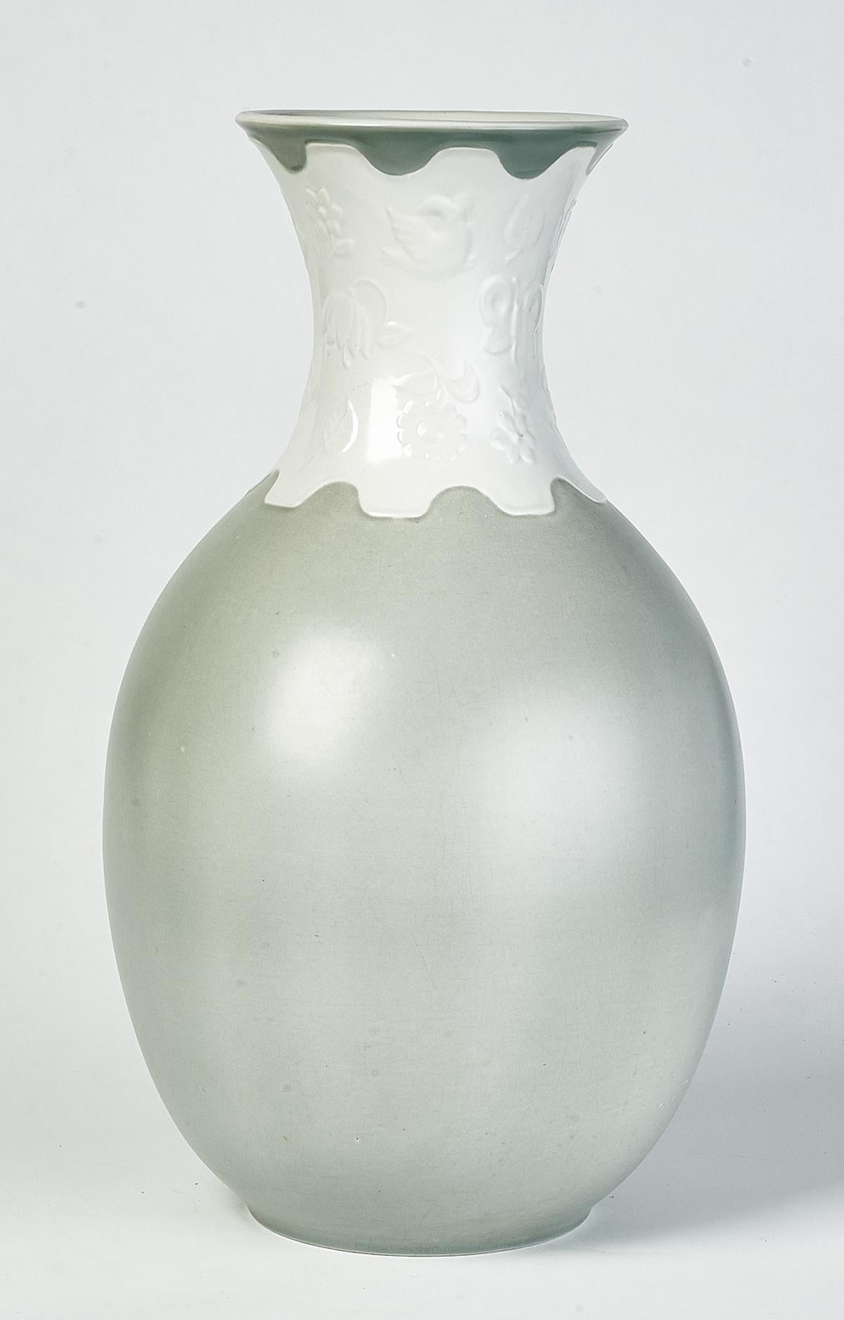 Giovanni Gariboldi (1908 - 1971) For Richard Ginori
An important ceramic vase by Giovanni Gariboldi for Richard Ginori in matte grey tones, the neck decorated with contrasting white gloss glazed bas reliefs of birds and butterflies and