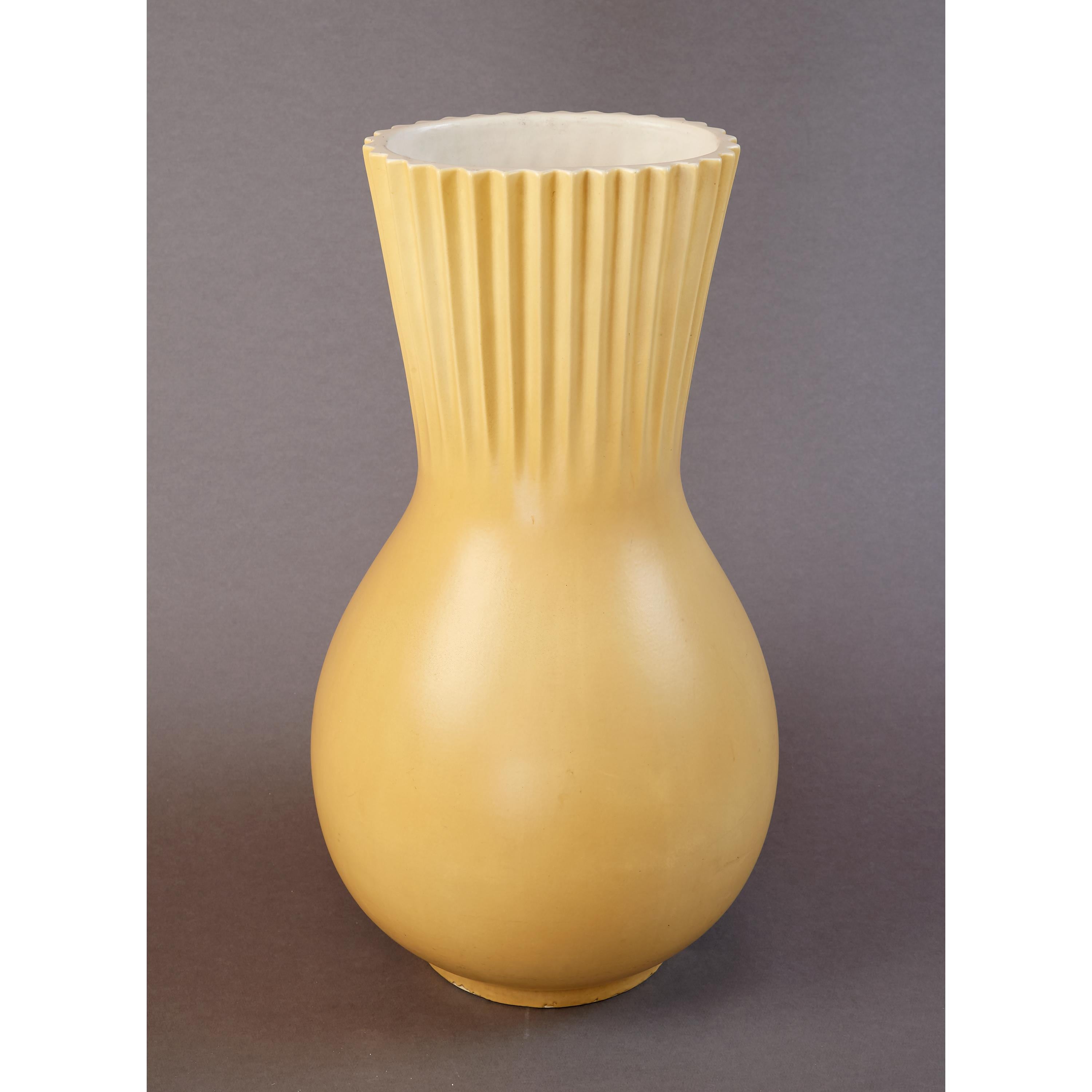 Giovanni Gariboldi (1908-1971 )
Eine imposante und hohe Vase oder ein Schirmständer aus glasierter Keramik von Giovanni Gariboldi für Richard Ginori
Italien, 1940er Jahre
Mit Herstellermarke darunter
Maße: 24 H x 13 B x 12 T.
