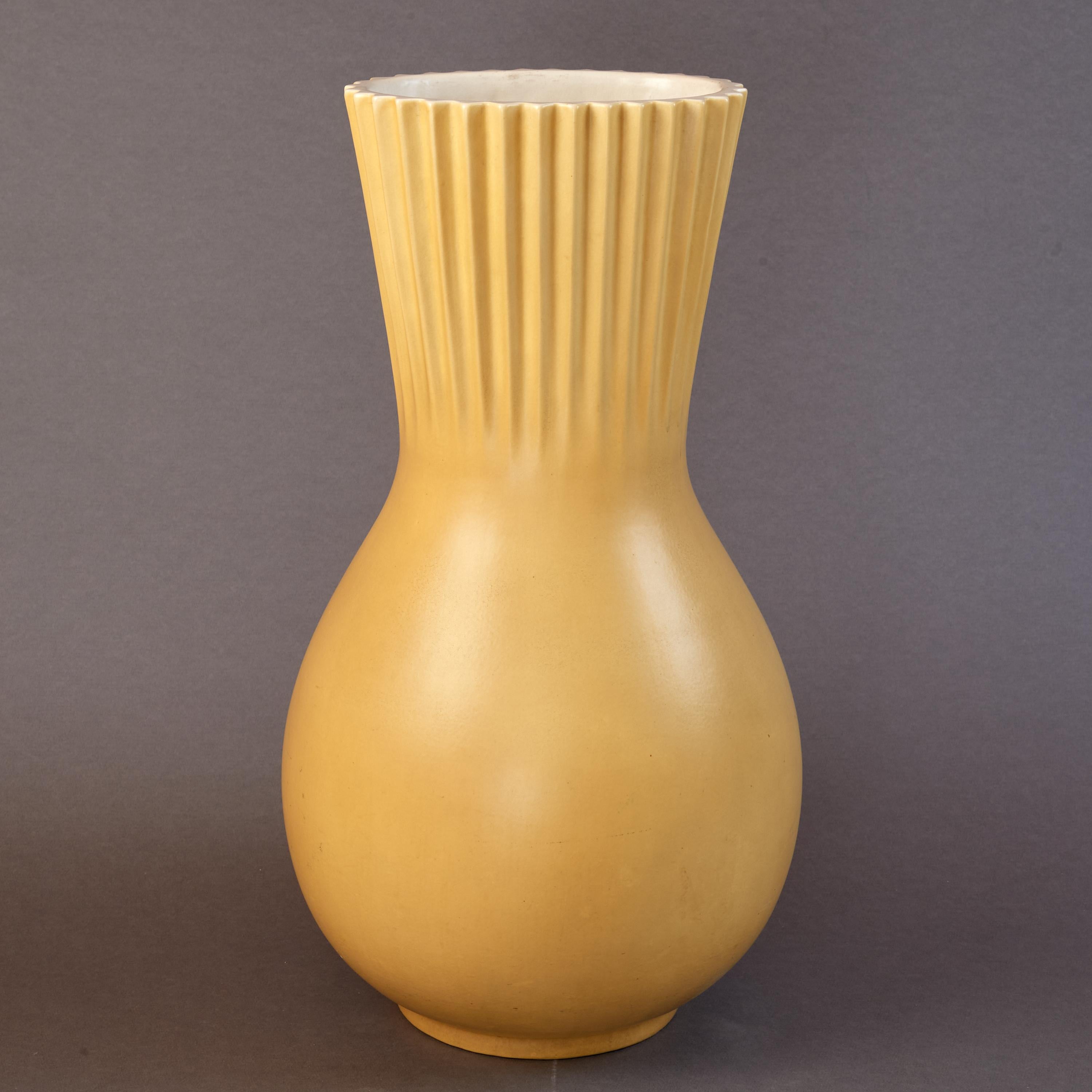 Sehr hohe Vase oder Schirmständer von Giovanni Gariboldi für Richard Ginori (Glasiert) im Angebot