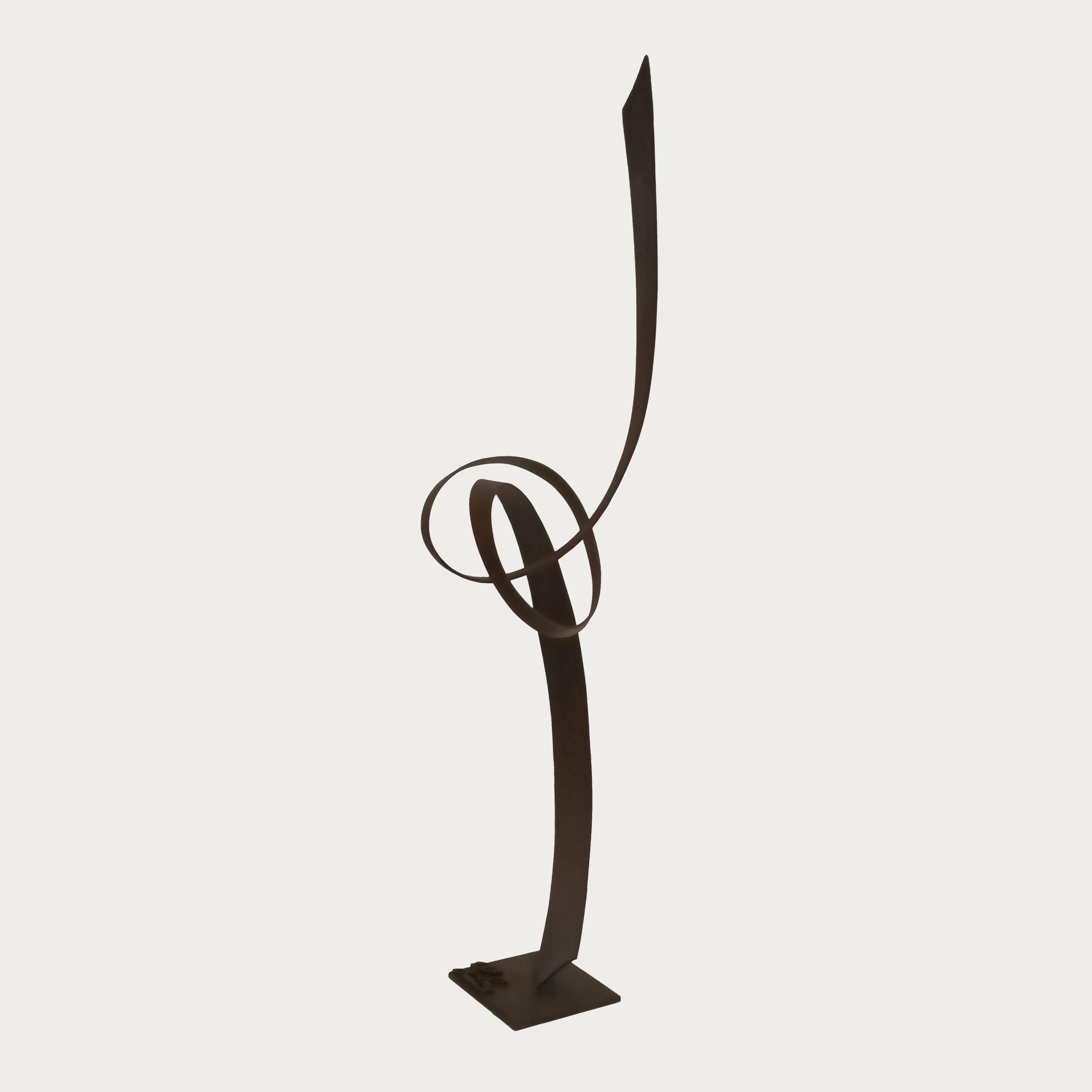 Eine atemberaubende und dynamische zeitgenössische Skulptur aus patiniertem Cortenstahl, die sich sowohl für Innen- als auch für Außenbereiche eignet. Dieses exquisite Stück ist so konzipiert, dass es mit seiner zeitlosen Schönheit und modernen